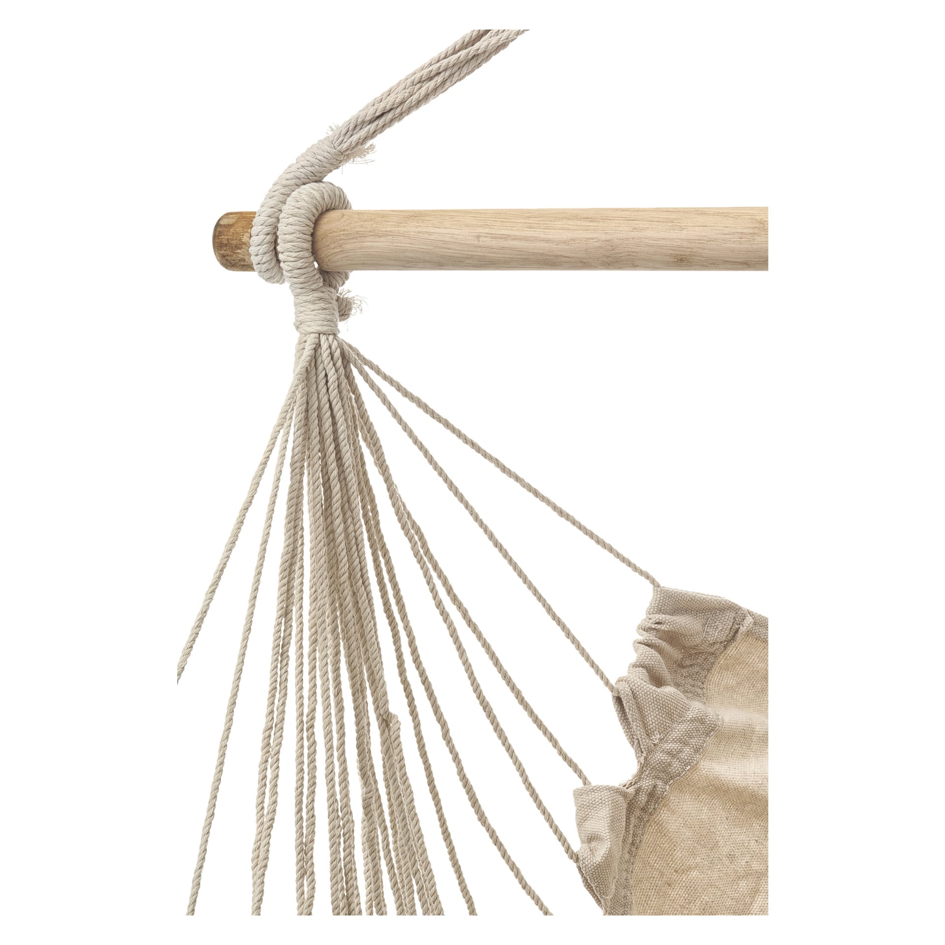 Zbliżenie beżowego krzesła Kayoba Hanging Chair, z grubymi sznurami z liny mocno zawiązanymi wokół gładkiego drewnianego belka. Widać krawędź materiałowego siodełka z widocznym przeszyciem.
