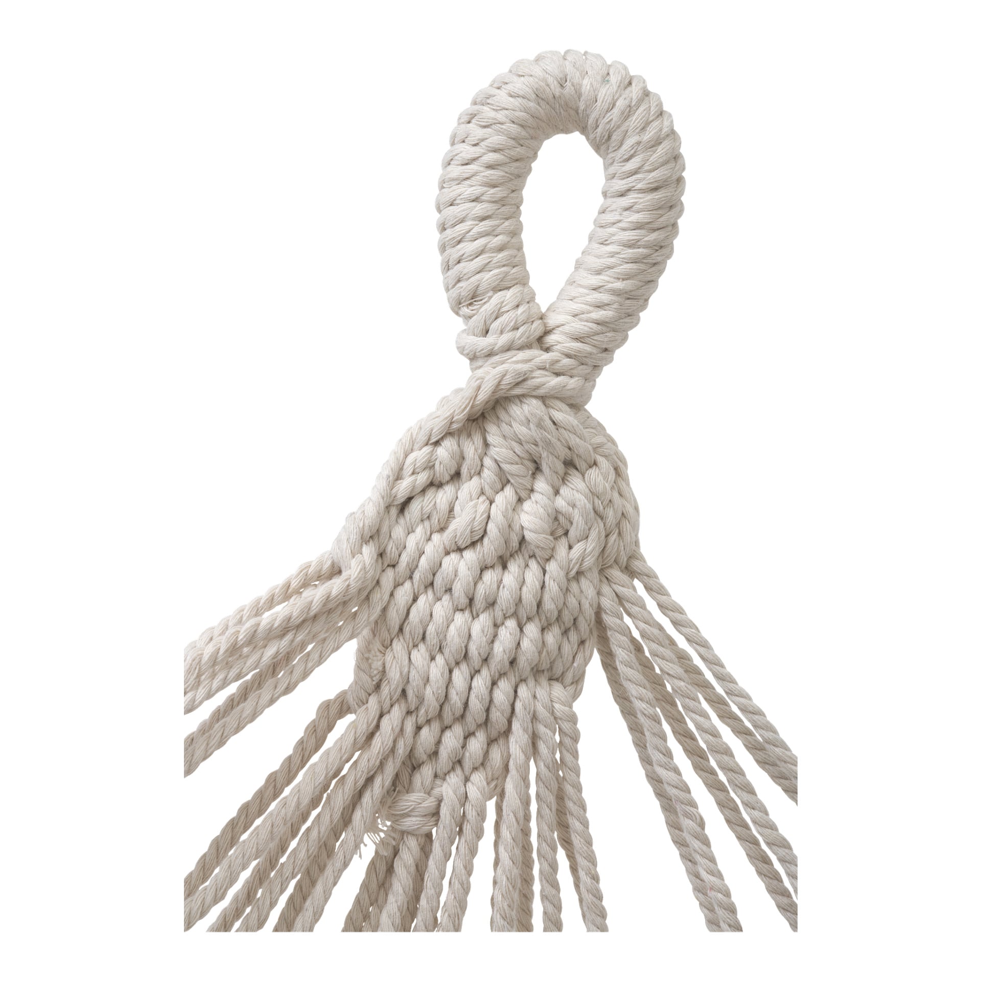 En detaljerad närbild av en makraméknut gjord av tjockt, off-white rep från Kayoba-hängmattan. Flera trådar hänger ner under en ögla högst upp.