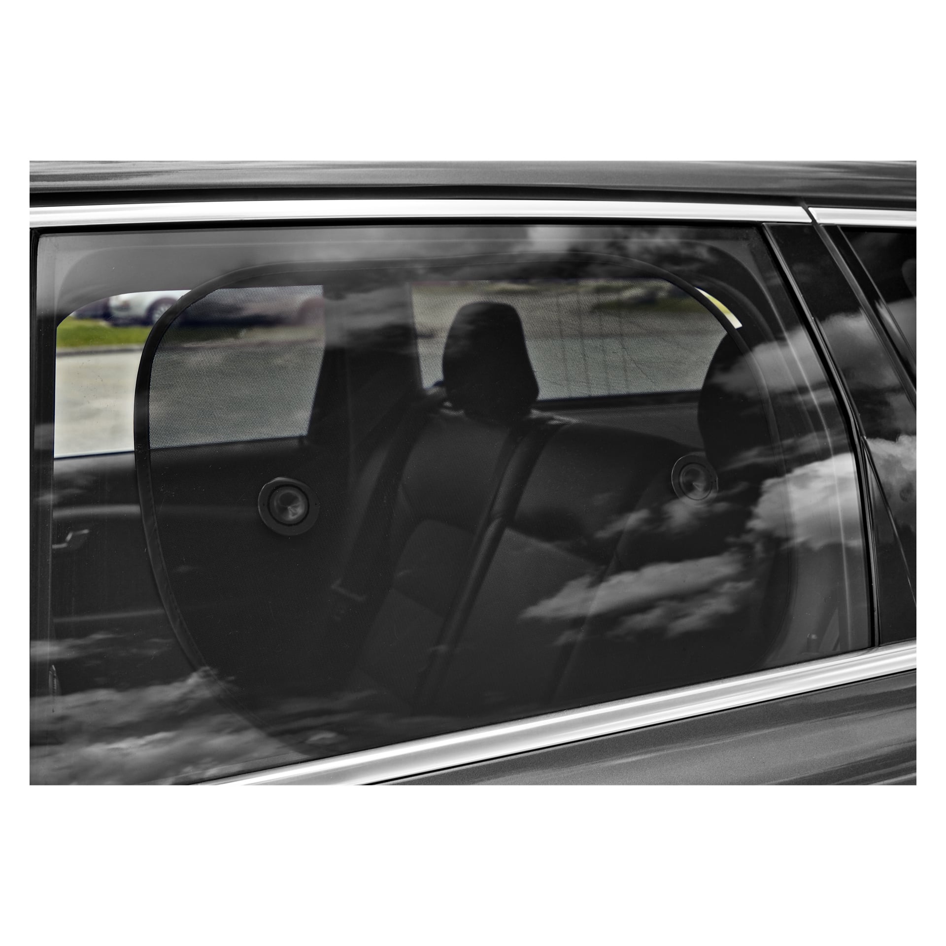 En detaljerad vy av bilens bakre sidofönster visar Hamron Sunshade 2-packet installerat, med sätet och nackstödet synligt inuti. Reflektioner av moln och himmel på glaset smälter smidigt samman med fordonets blanka, mörka yttre.
