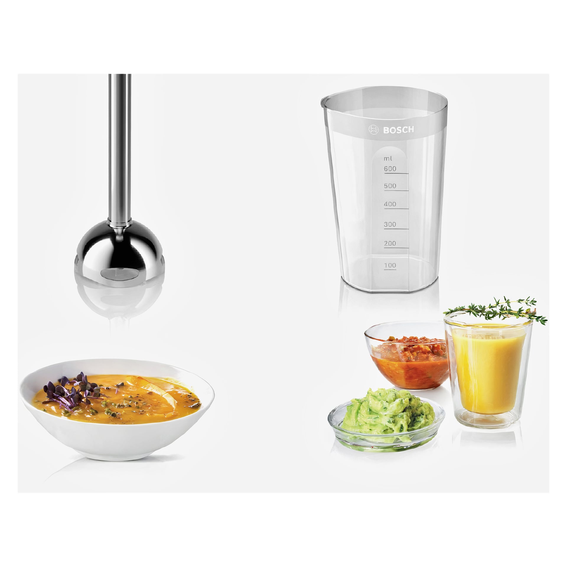 Blender Bosch Home Hand MSM2610B, przezroczysty kubek do miarki Bosch, miska zupy, mała miska guacamole, miska salsy oraz szklanka wypełniona żółtym smoothie są starannie ułożone razem.
