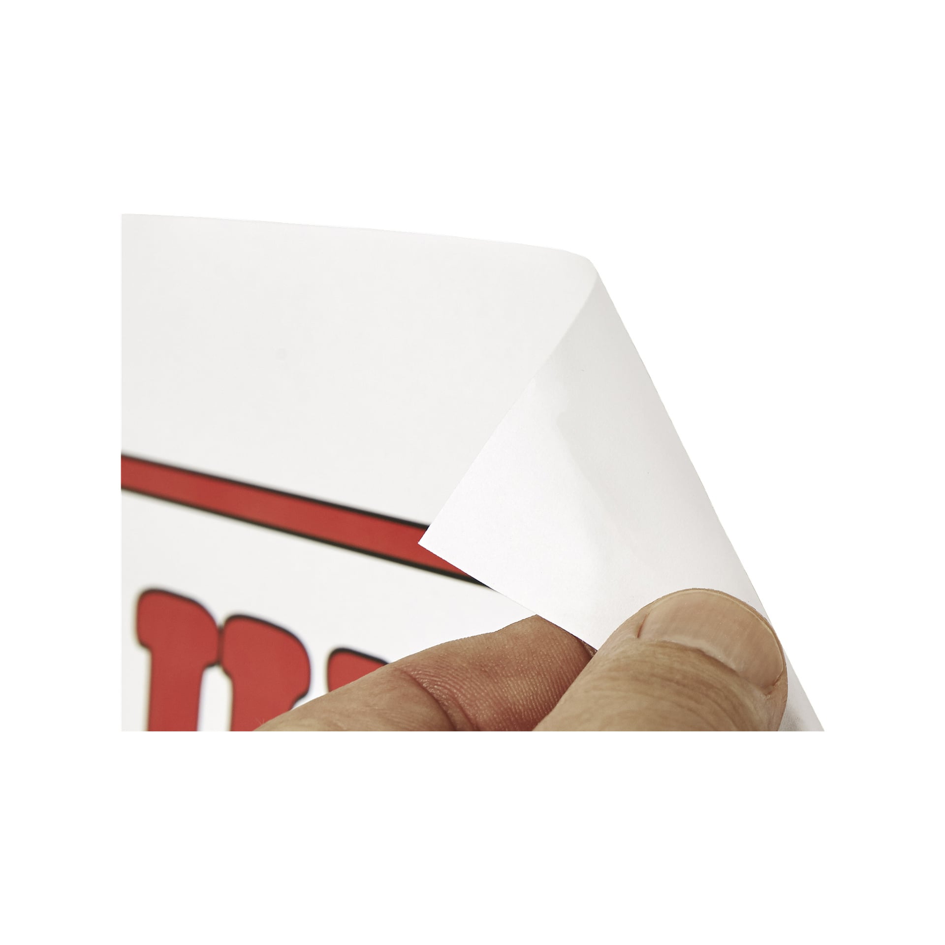Ręka podnosi róg białej kartki, odsłaniając fragment czerwono-czarnego wzoru pod spodem. Obraz koncentruje się na palcach podtrzymujących krawędź papieru, na których widnieje Tack by No marki EMW.