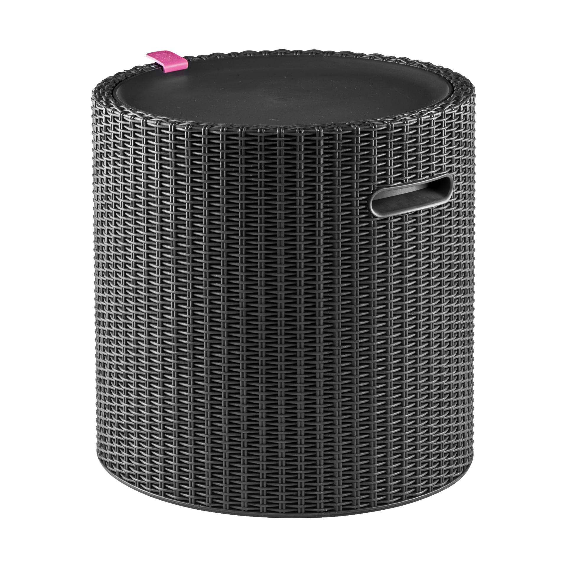 En rund svart fotpall av plast med vävd textur, Keter Cool Stool har ett platt lock som accentueras av en rosa tygflik och ett smalt horisontellt handtagsutskärning på sidan. Dess minimalistiska, moderna design gör att den fungerar både som kylväska och som sittplats.