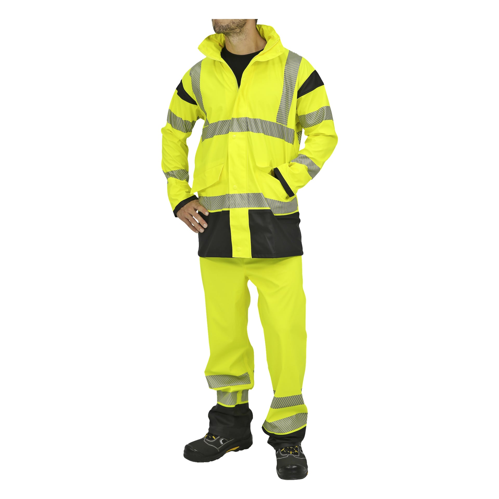 Någon visar Bluewear Hi-vis regndräkt, bestående av en klargul jacka och matchande byxor med reflekterande ränder, tillsammans med svarta stövlar. Deras huvud är delvis utom synhåll och de poserar med ena handen vilande på höften.