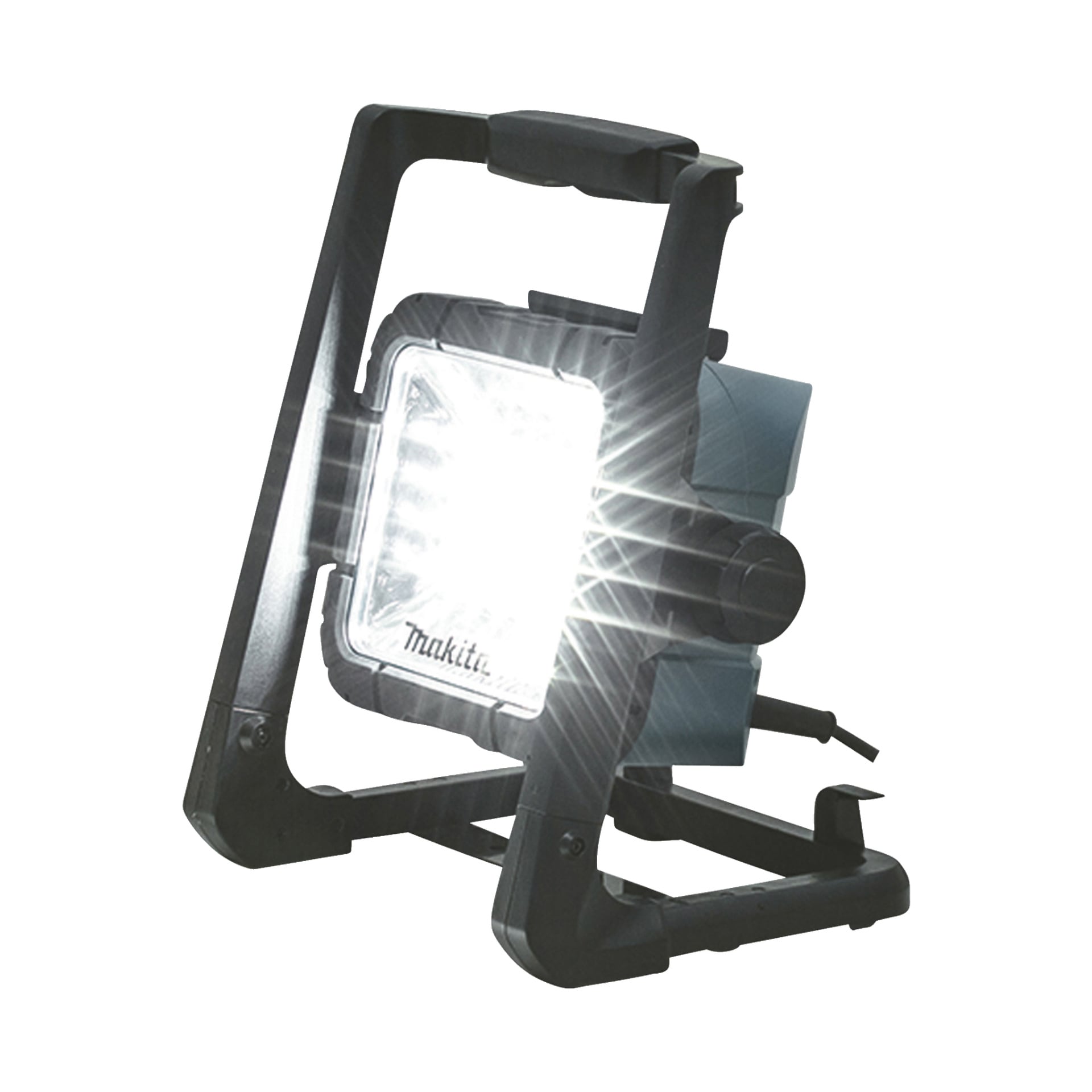 Makita Floodlight DEADML805, mustalla rungollaan ja kahvallaan, on valaistu ja antaa voimakkaan LED-valon. Laitteeseen on kytketty virtajohto, jonka etupuolella näkyy Makitan logo.