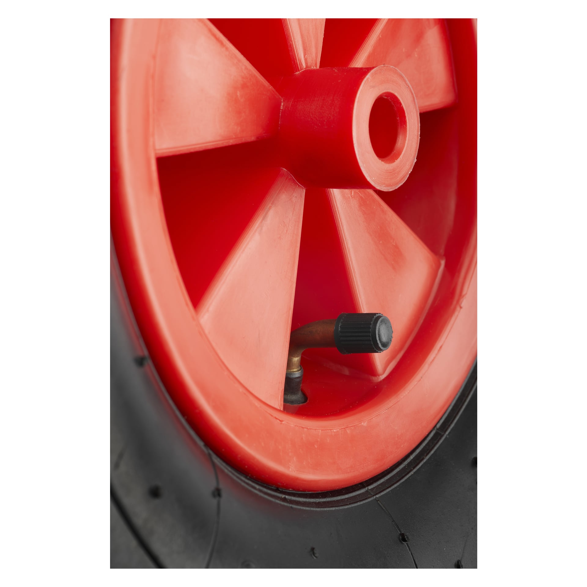 Detaljerad vy av ett Hamron Pneumatic-hjul med röd plastcentrala, svart gummidäck och en metallventil med svart lock på toppen. Bilden lyfter fram ekersdesignen och hjulets centrala nav.