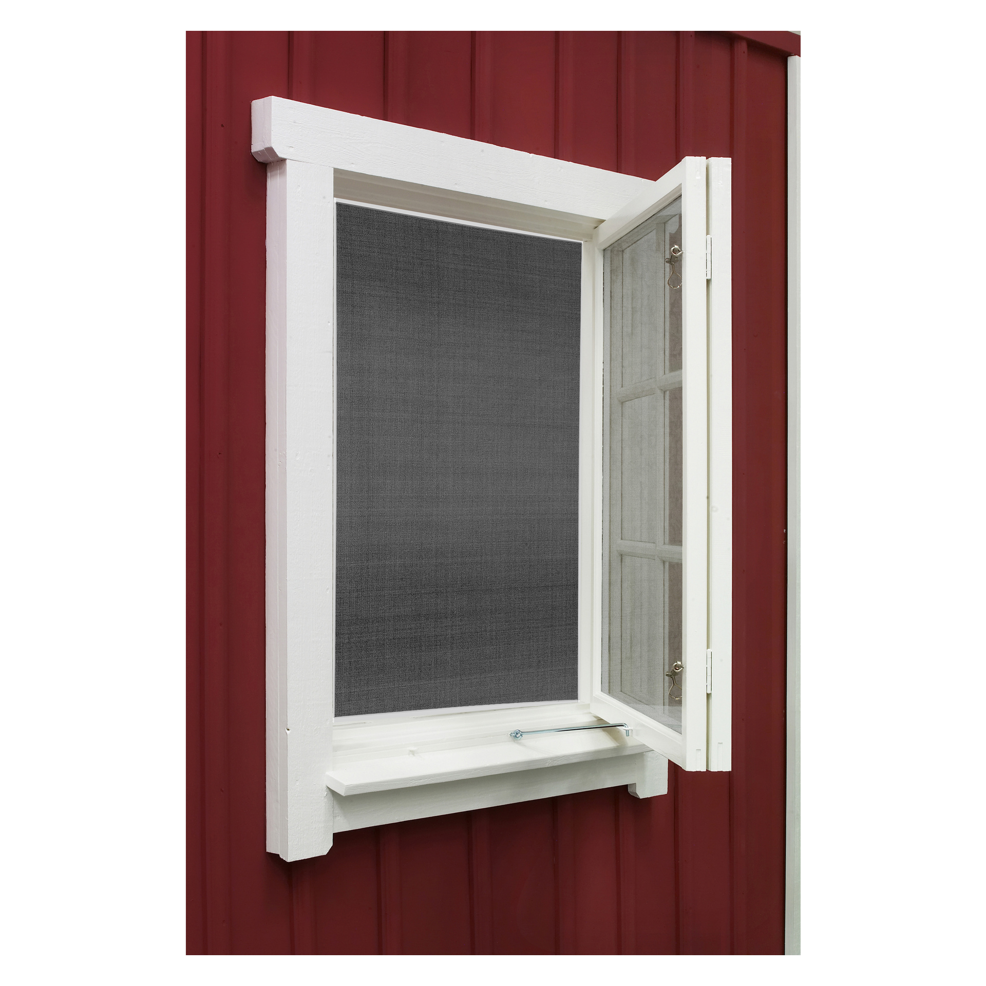 Et hardt hode-myggnett er montert i et hvitrammet vindu som åpner utover fra en rød panelvegg. Vindusglasset er festet med hengsler på høyre side og holdes åpent nederst av en metallstøttearm.