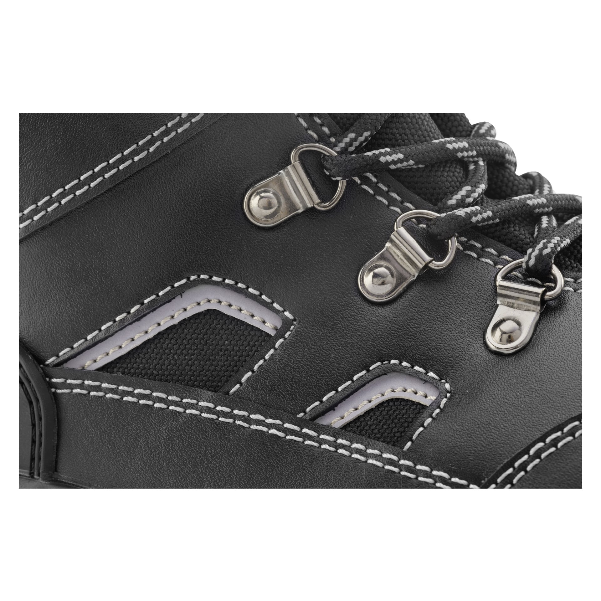 Bluewear Safety boots Wyoming i svart, vist på nært hold med metallsnørekroker, svart-hvite lisser, hvite sømmer og nettingpaneler som fremhevet konstruksjonen og teksturen.