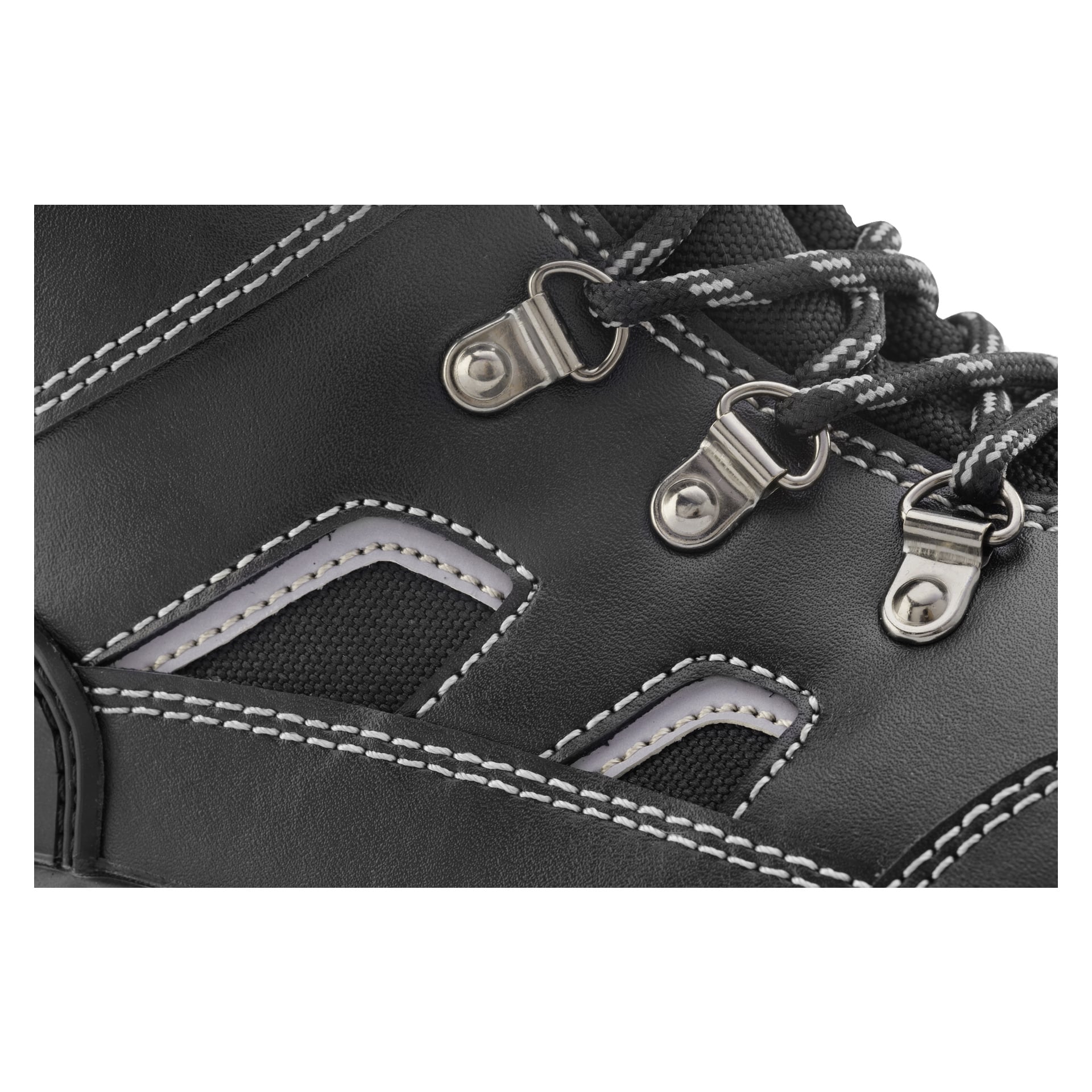 Bluewear Safety Boots Wyoming pokazane w zbliżeniu z metalowymi oczkami, czarno-białymi sznurowaniami, szczegółowymi białymi przeszyciami oraz siatkowymi elementami po bokach przy sznurowadłach.