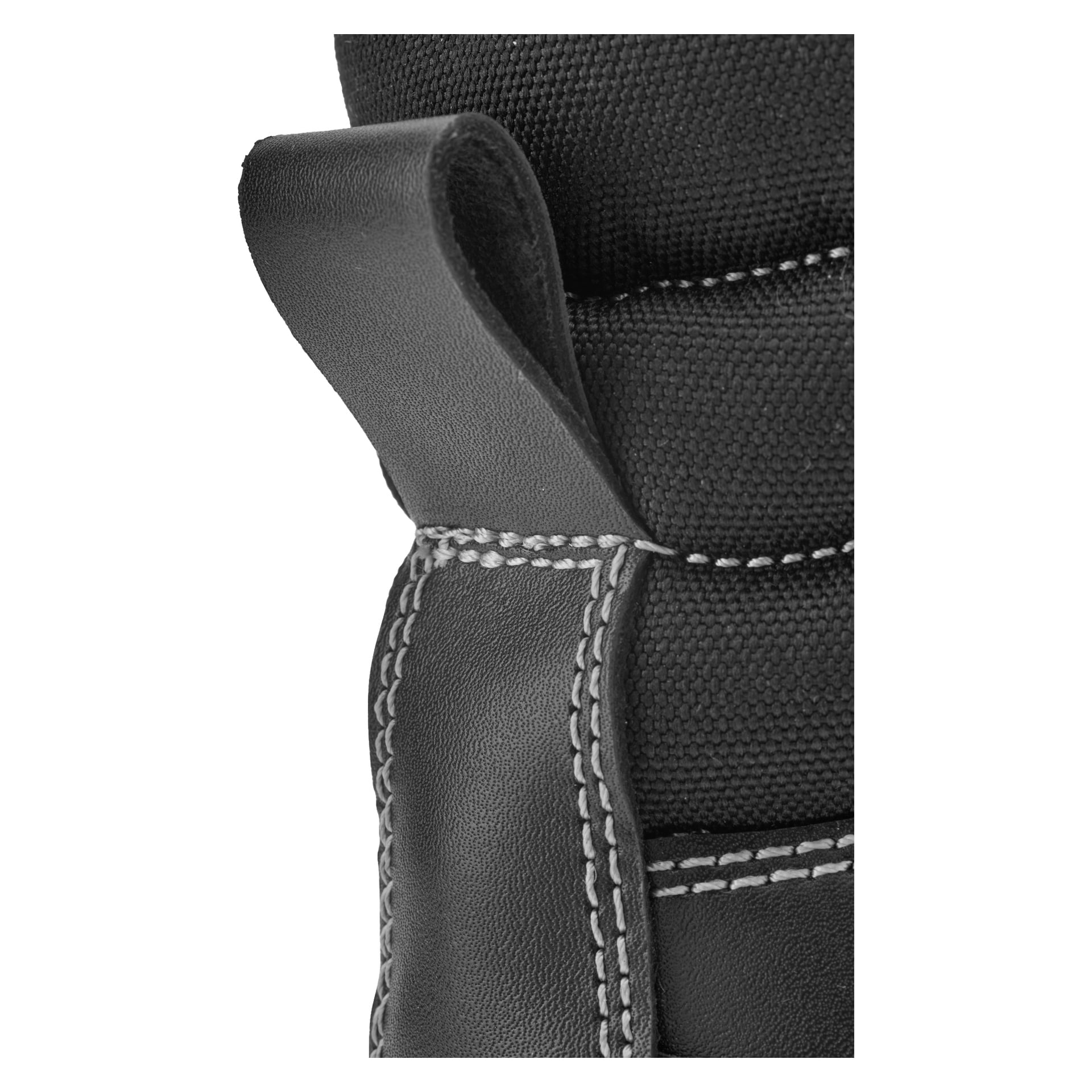 Bluewear Safety Boots Wyoming z czarnej tkaniny i skóry z widocznym białym przeszyciem, co podkreśla fakturę i szczegółową wykonanie.