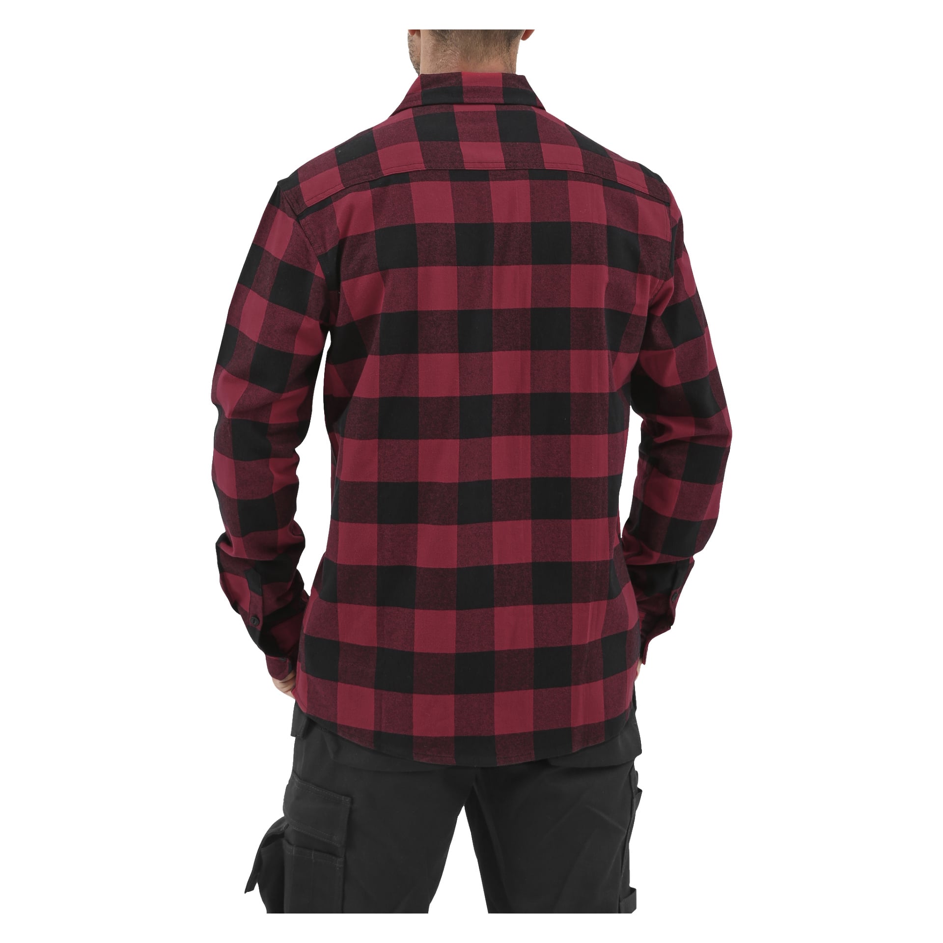 En person sees bakfra iført en Bluewear Men's flanellskjorte med rødt og svart rutemønster og svarte cargobukser. Albuene deres er lett bøyd.