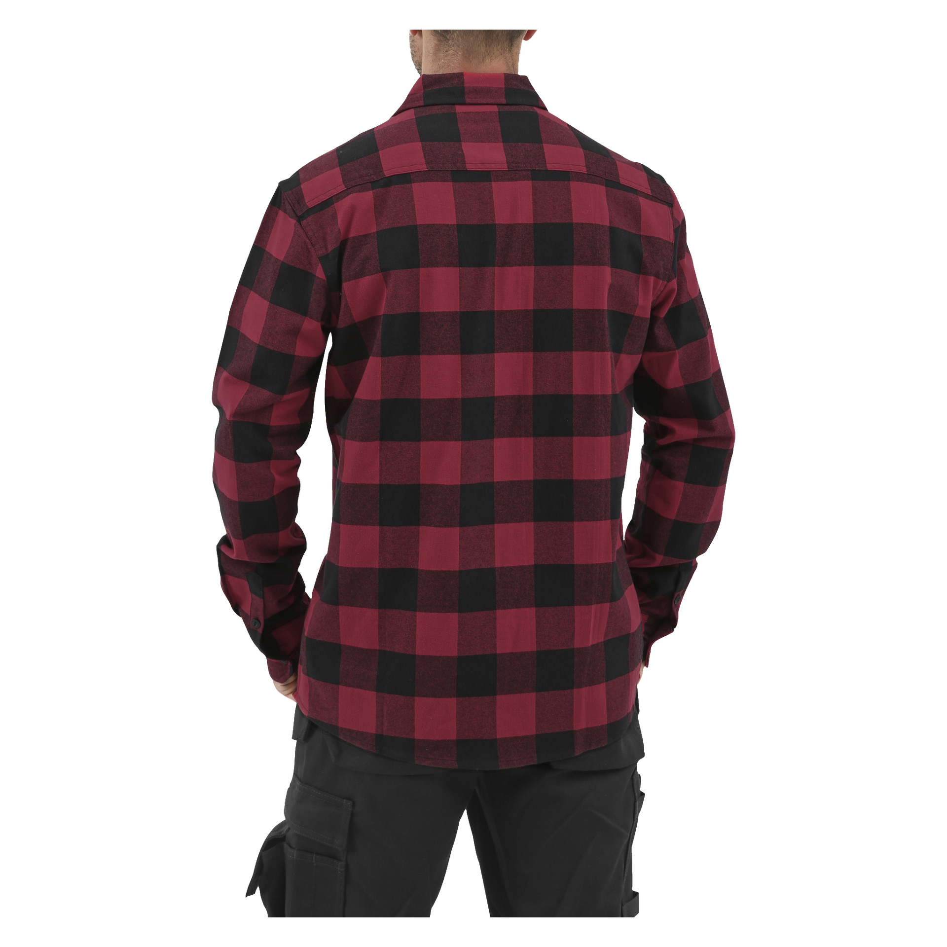 En person står med ryggen mot kameran, klädd i en Bluewear Men's långärmad flanellskjorta med ett rött och svart rutigt mönster och svarta cargobyxor.