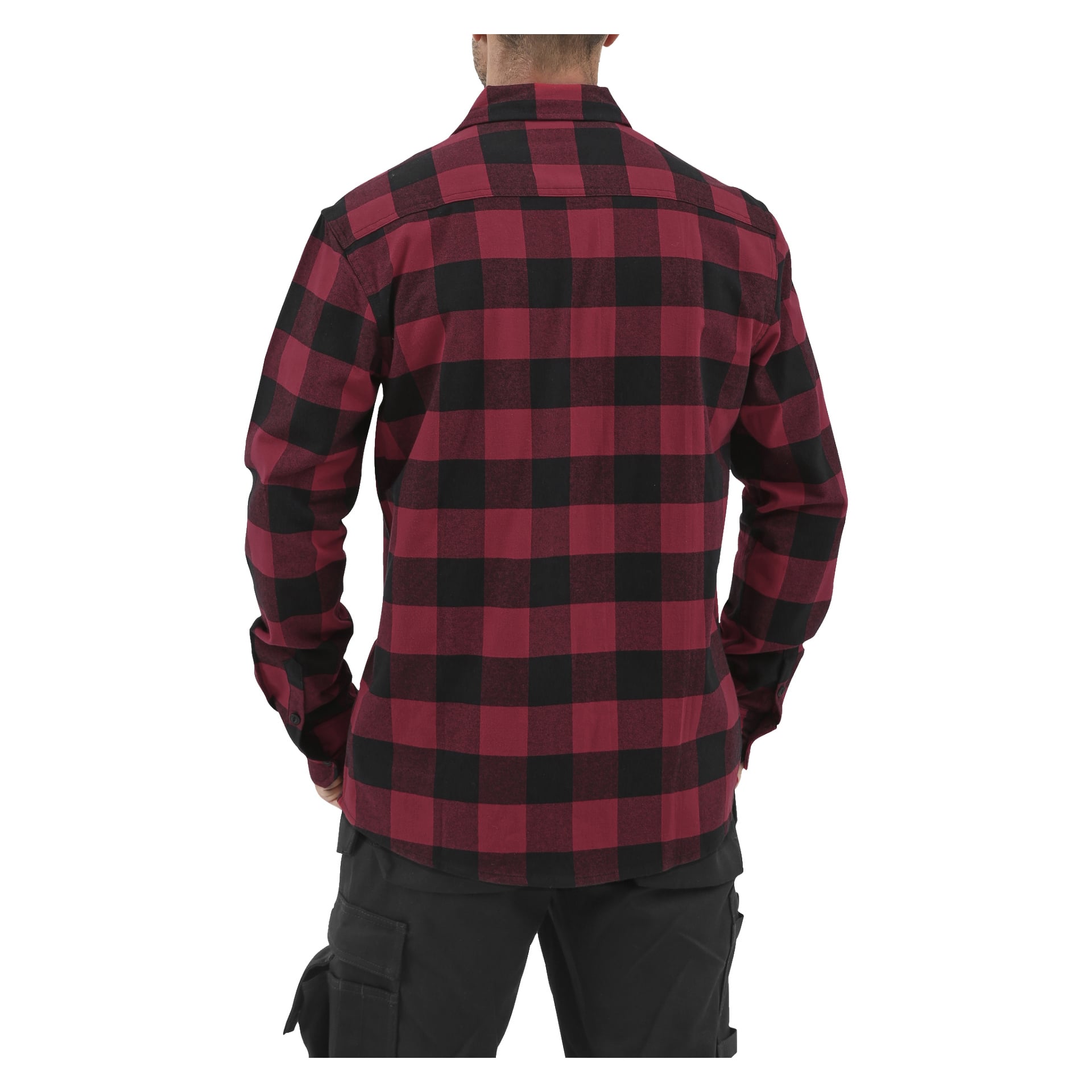 Osoba prezentuje flanelową koszulę Bluewear Men's w czerwono-czarnym kratkowatym wzorze oraz czarne spodnie cargo, stojąc tyłem do kamery.