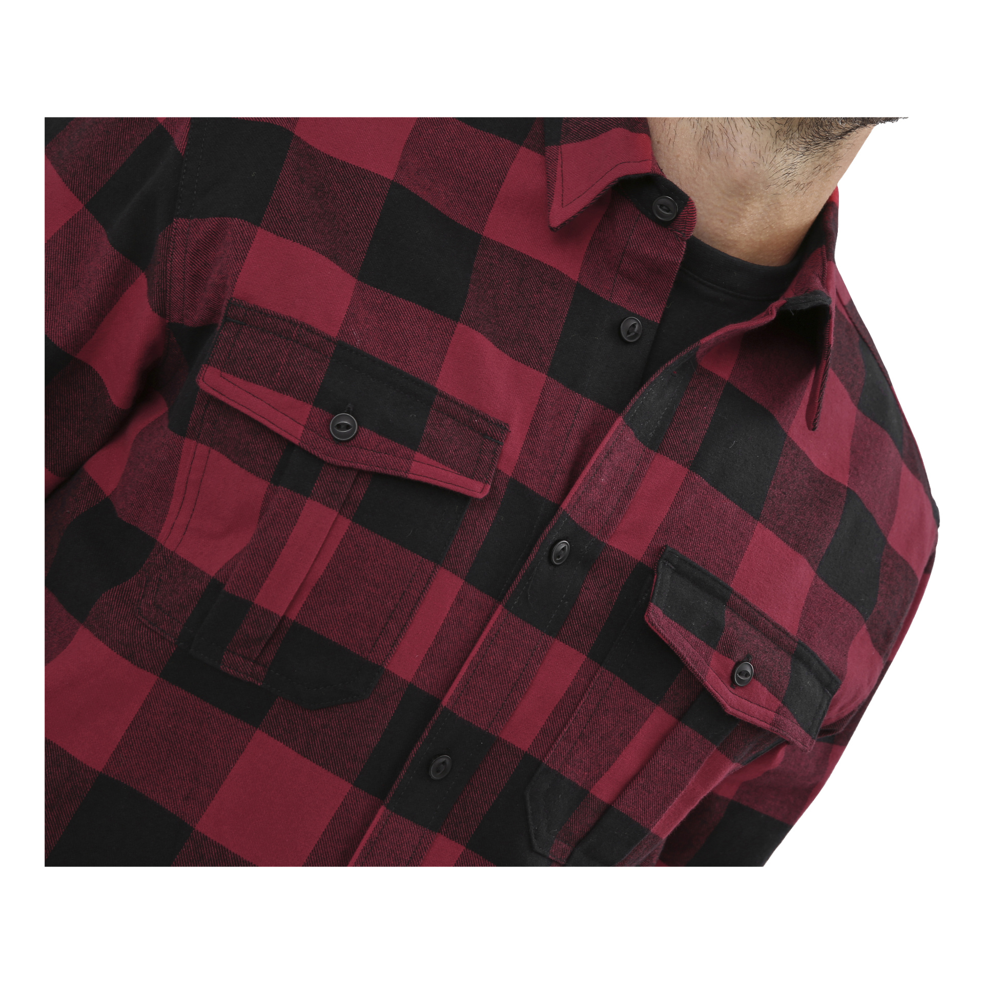 Osoba prezentuje flanelową koszulę Bluewear Bluewear w czerwono-czarnym kratę, nałożoną na czarną koszulkę. Skupienie skupia się na górnej części tułowia i szyi, gdzie szczegółowo ukazano kieszenie na piersi oraz guziki koszuli.