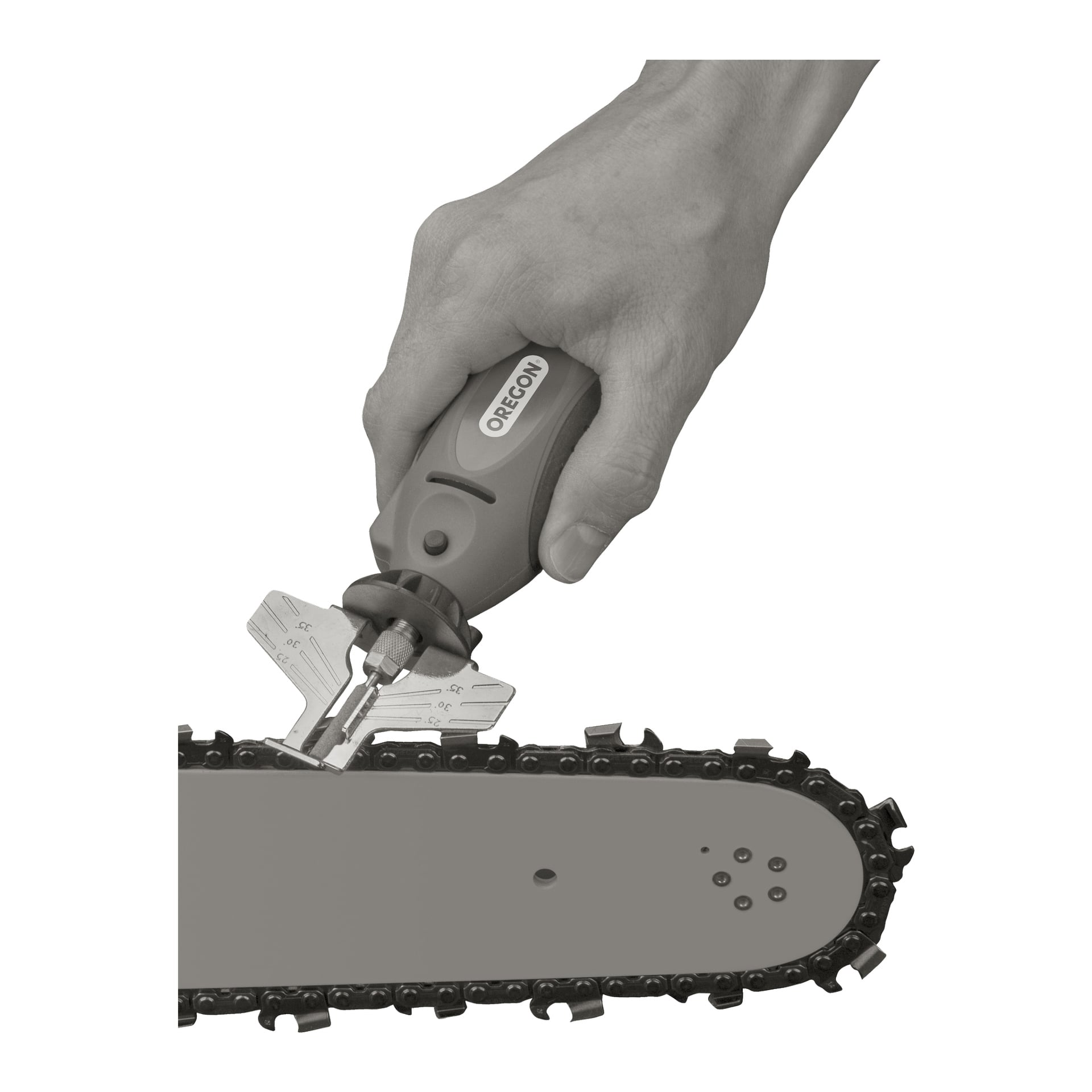 En närbild i gråskala visar en hand som slipar tänderna på en motorsågskedja på sin stång med en Oregon Grinding Pin från en 3-pack.