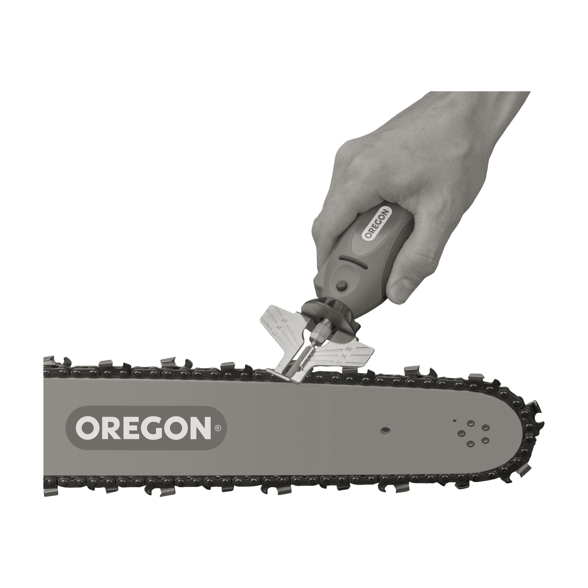 Käsi käyttää Oregon Sure-Sharp -ketjuteroitinta ylläpitääkseen Oregonin moottorisahatankoa, asettaen työkalun tarkasti kohdistettuun leikkuuhampaisiin teroitusta.