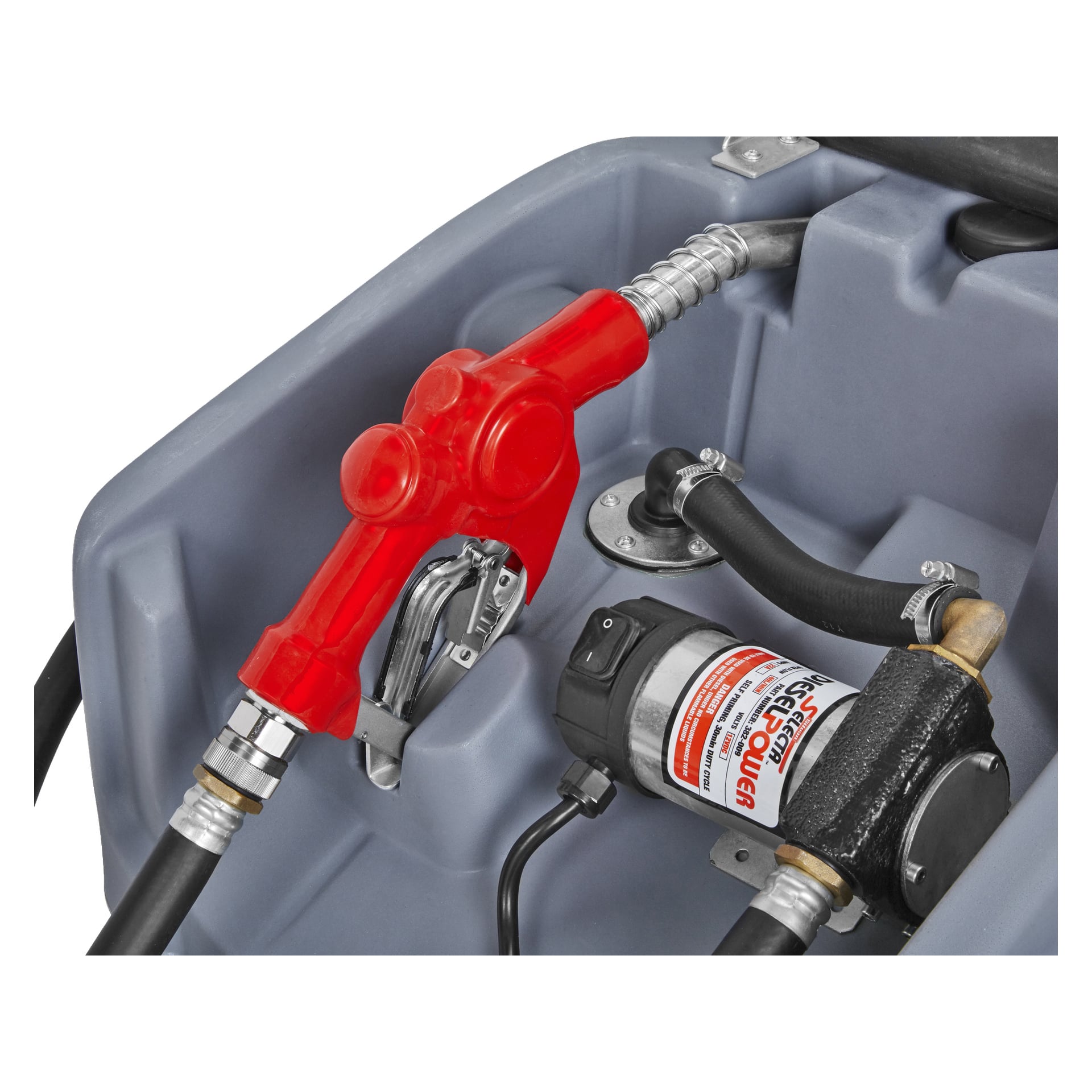 Zbliżenie czerwonej dyszy paliwowej umieszczonej w uchwycie w zbiorniku Hamron Diesel, który zawiera pompę, wszystko zamknięte w szarym plastikowym pojemniku. Układ znajduje się obok pompy paliwa jednostki, z podłączonymi wężami i widocznym przewodem elektrycznym.
