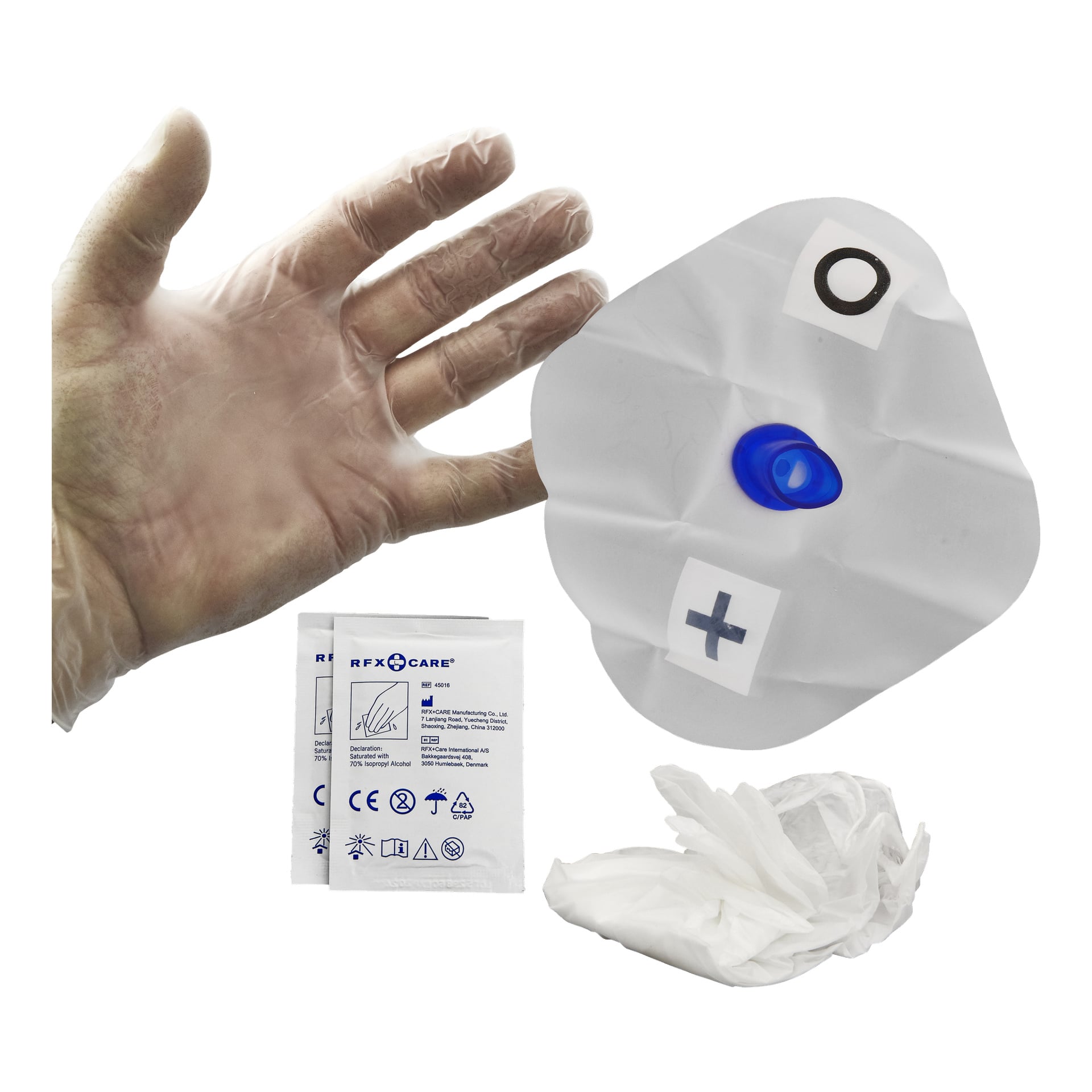 En hand i en genomskinlig handske placeras bredvid Bluewear Protection 3-i-1-paketet, som har en stor självhäftande lapp med symboler, två individuellt inslagna alkoholservetter och ett par skrynkliga handskar.