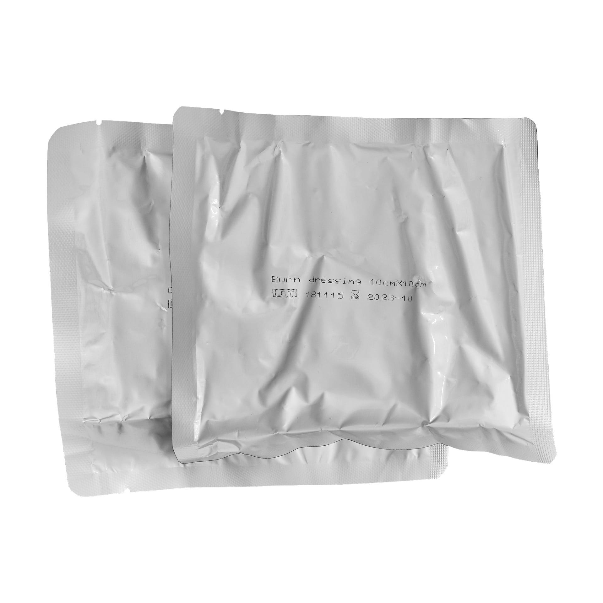 Dwa srebrne, zapieczętowane opakowania medyczne oznaczone opatrunkami Bluewear Burn o wymiarach 10 cm x 10 cm (2 opakowania), z partią i datą ważności z przodu, częściowo nakładającymi się na siebie.