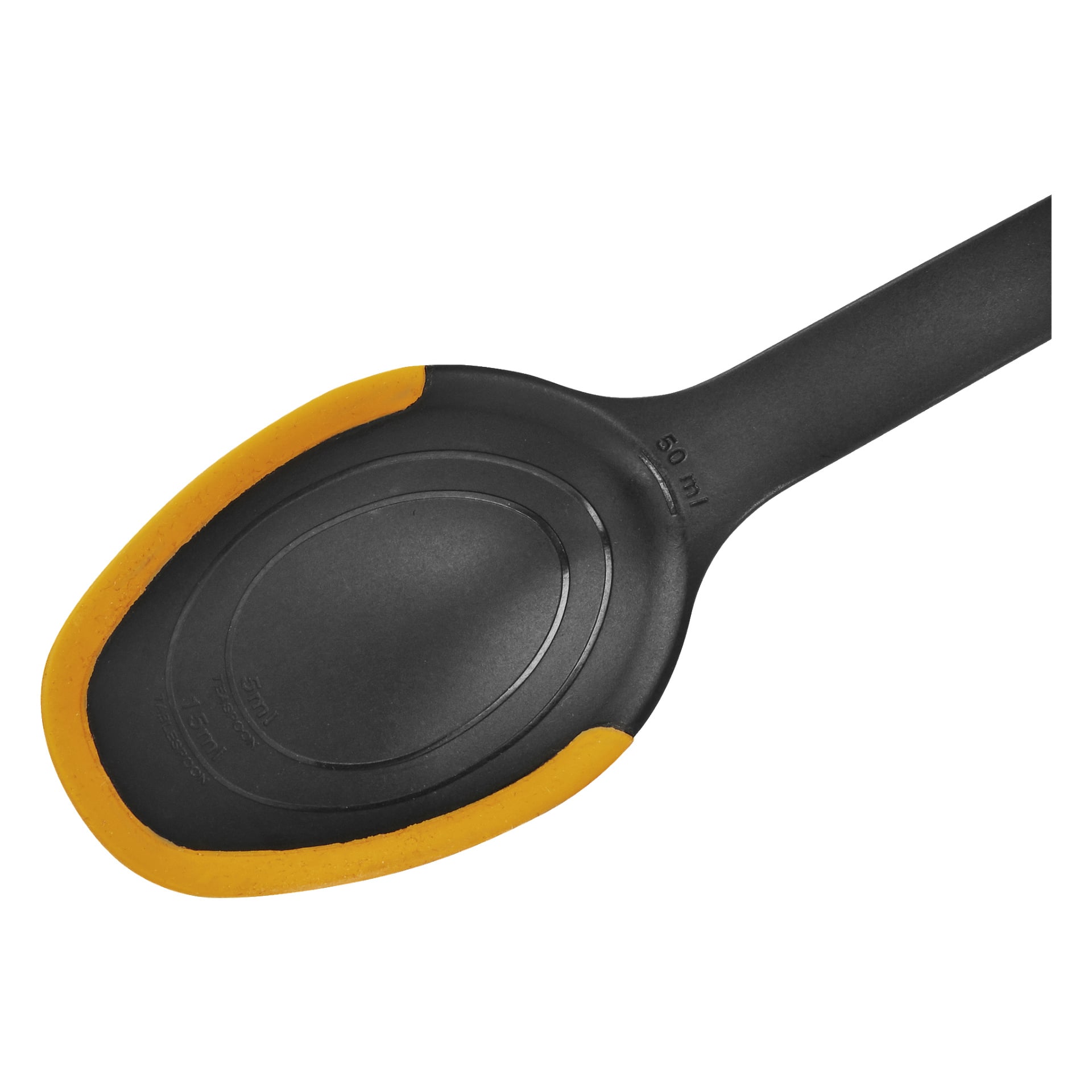 En svart plastsked från Fiskars Functional Form med orange silikonkant och 50 ml måttmarkeringar på handtaget. Skeden har en bred, oval skål, lämplig för matlagning eller servering.