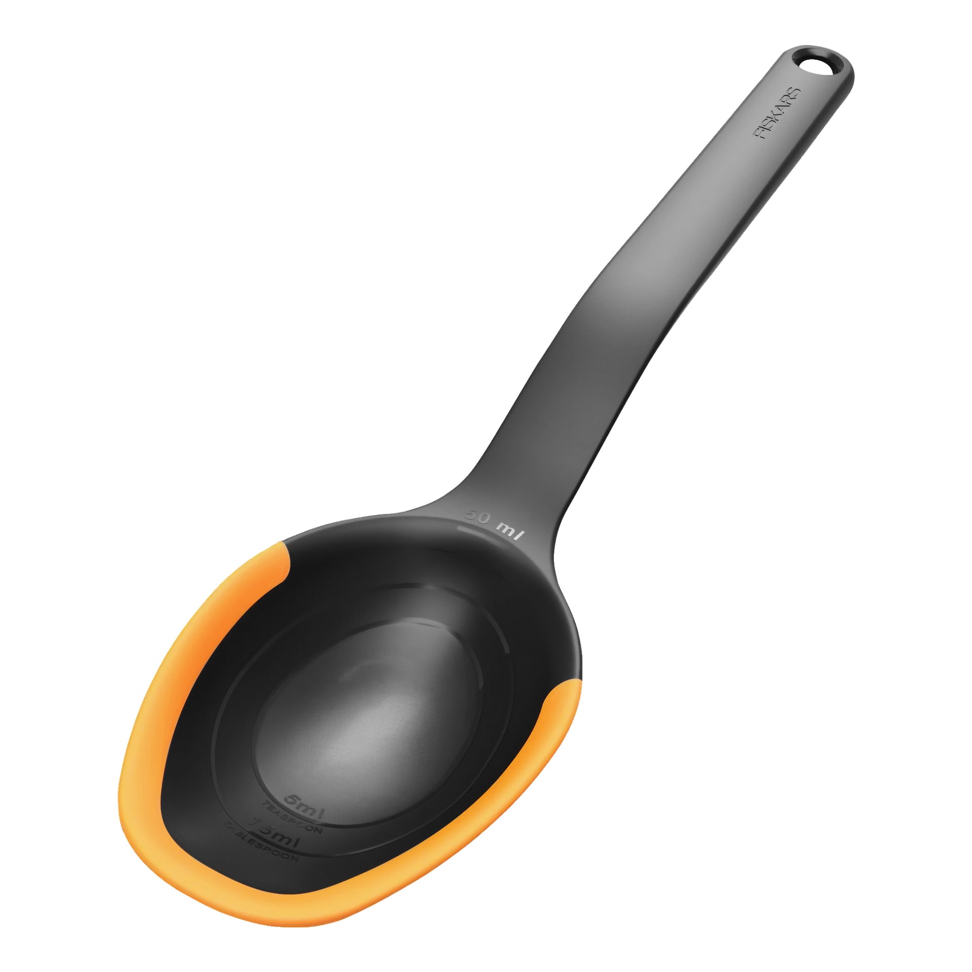 En svart plastsked från Fiskars Functional Form med långt handtag som inkluderar måttmarkeringar och ett hål för upphängning. Bollen har orange silikongrepp på båda sidor för ökad komfort och kontroll.