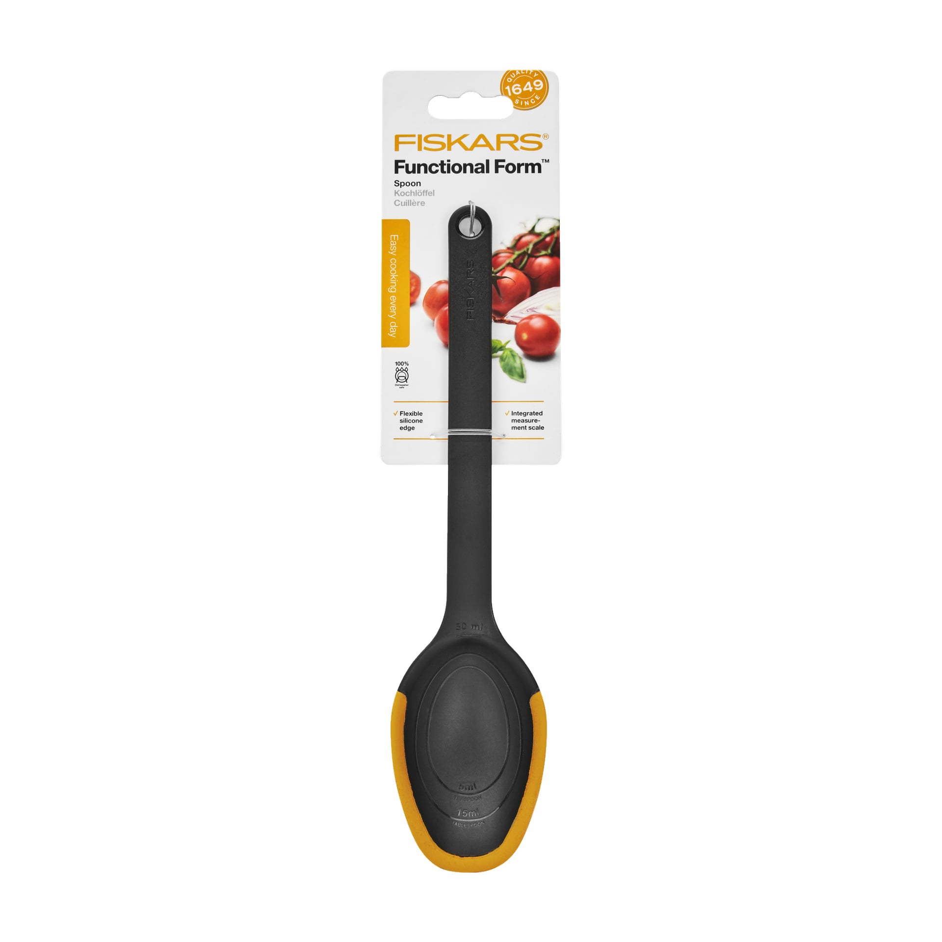 En Fiskars Spoon Functional Form med svart kropp och orange detaljer visas i förpackningen. Förpackningen visar Fiskars logotyp, produktnamn, en bild av tomater och lyfter fram viktiga egenskaper hos skeden.