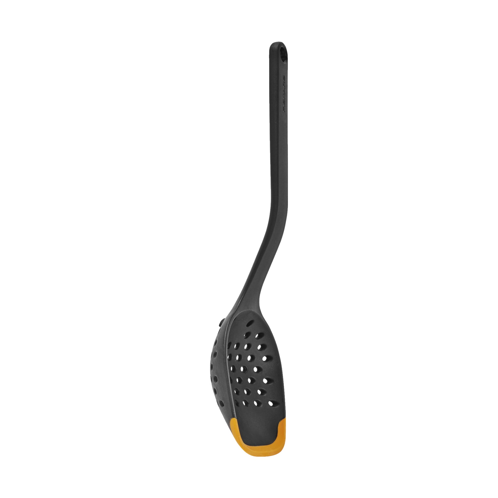 Fiskars Perforated Spoonle Functional Form är en svart slingrat sked gjord av plast, med ett långt handtag och en orange accent på skopans spets, idealisk för att sila mat eller vätska.
