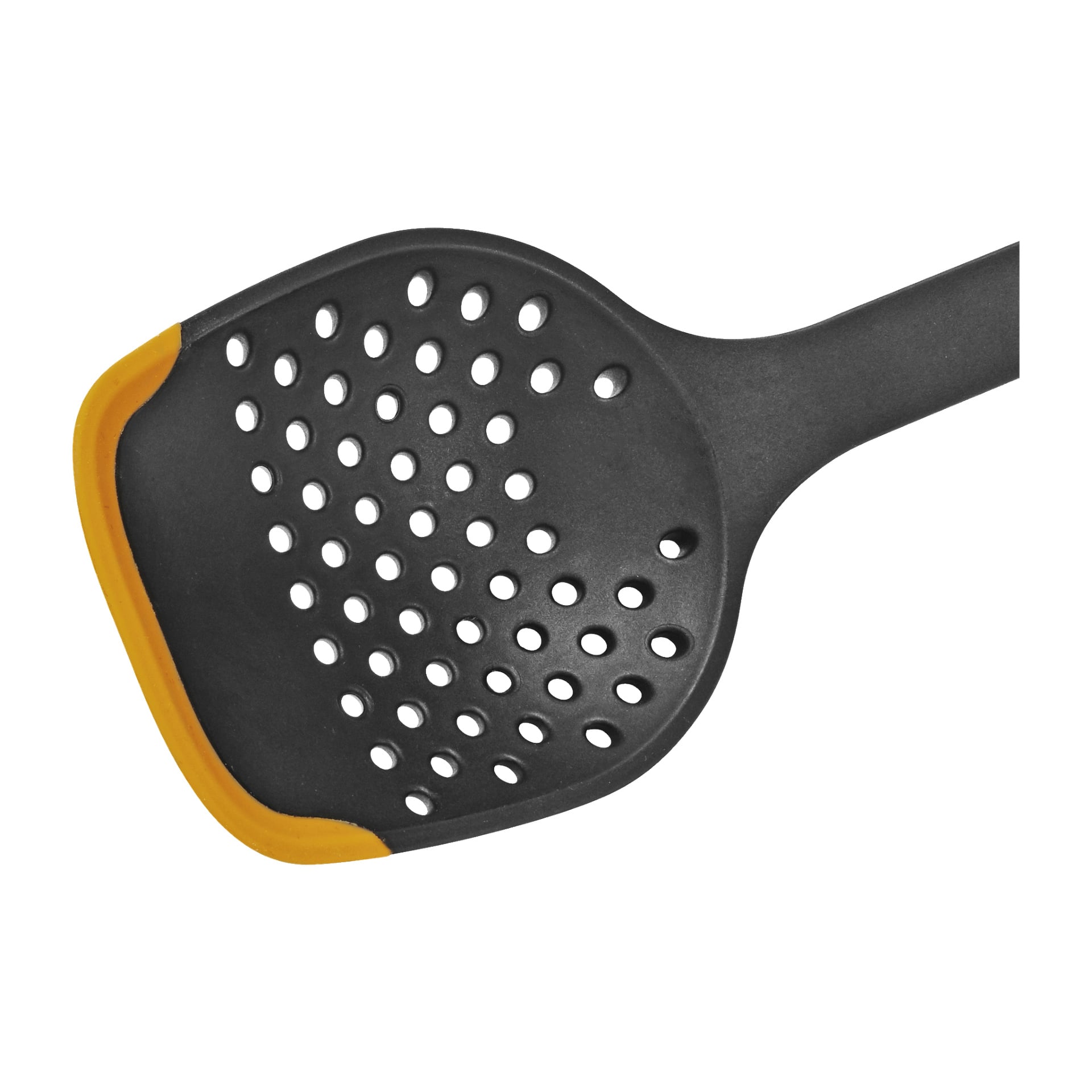 En svart Fiskars Functional Form perforerad slev har ett platt huvud med cirkulära hål och en gul silikonkant. Handtaget sträcker sig ut åt höger, delvis utom synhåll.