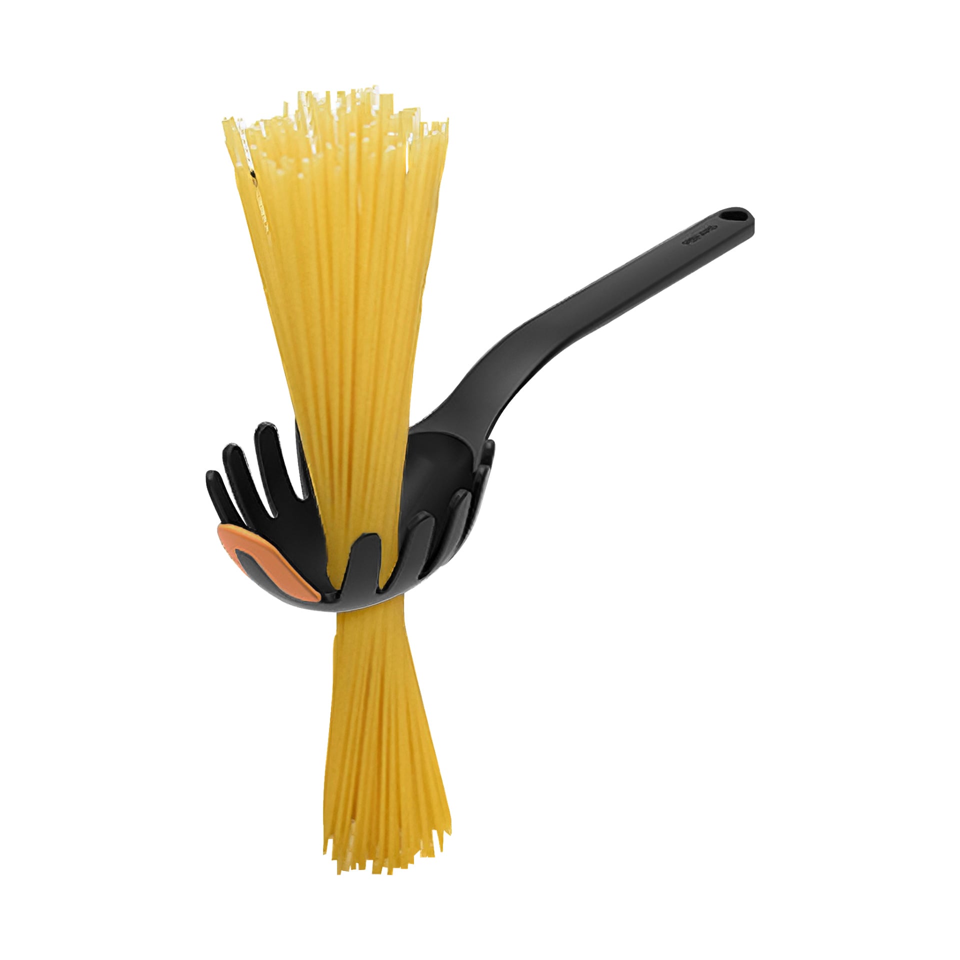 En svart Fiskars Pasta Scoople Functional Form håller en bunt okokt spaghetti upprätt, med handtaget utsträckt åt höger.