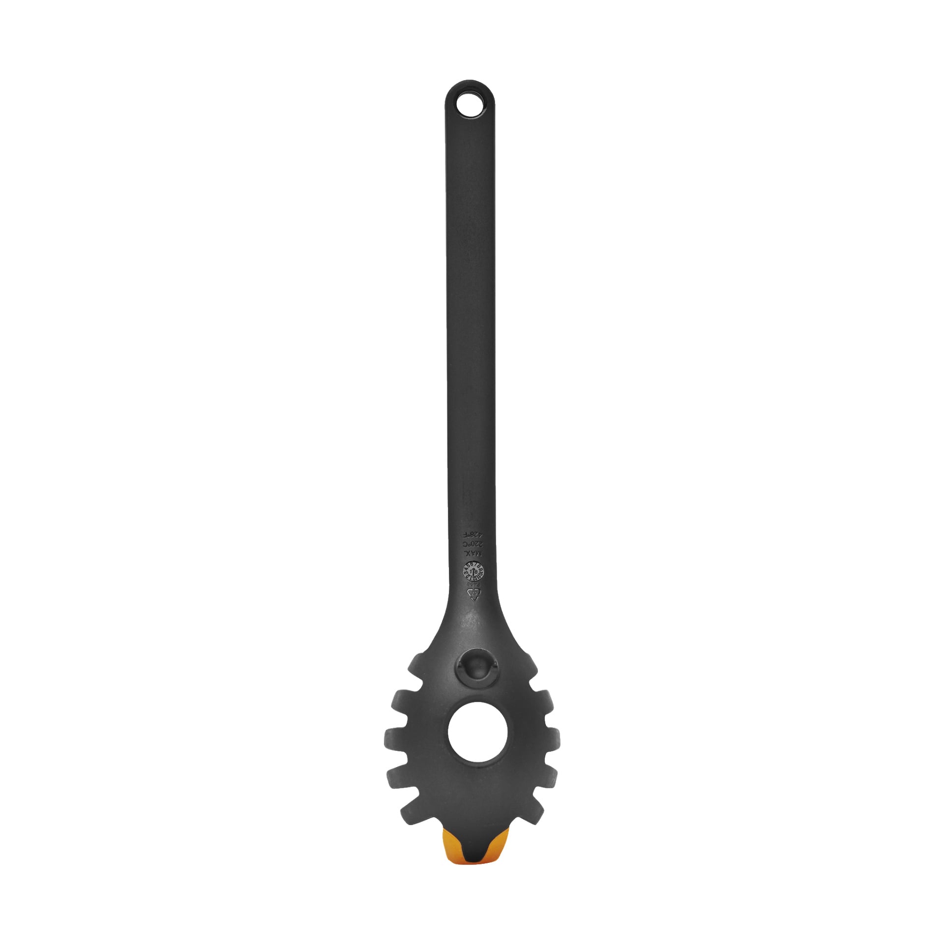 En pastaslev från Fiskars Functional Form med ett långt svart handtag, ett brett slitsat huvud med ett centralt hål och en liten orange detalj vid kanten.