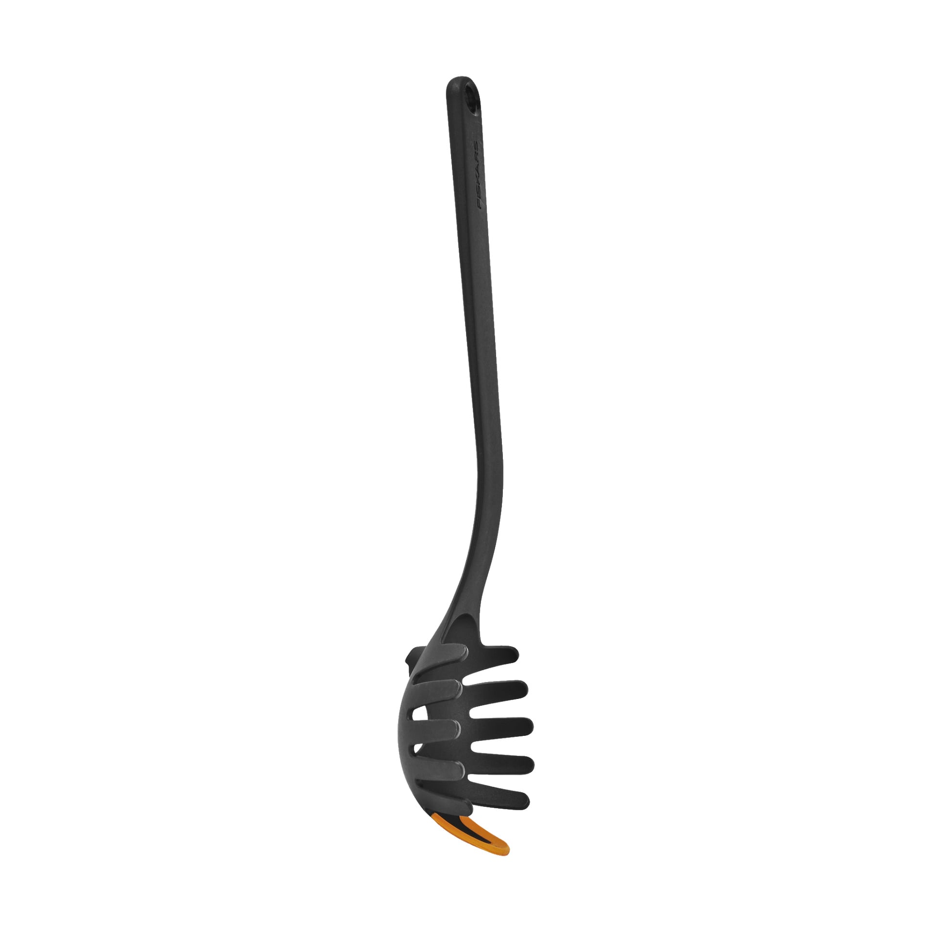 En svart pastaslev från Fiskars Functional Form har ett långt handtag, taggiga kanter och en karakteristisk orange spets på ena klossen.