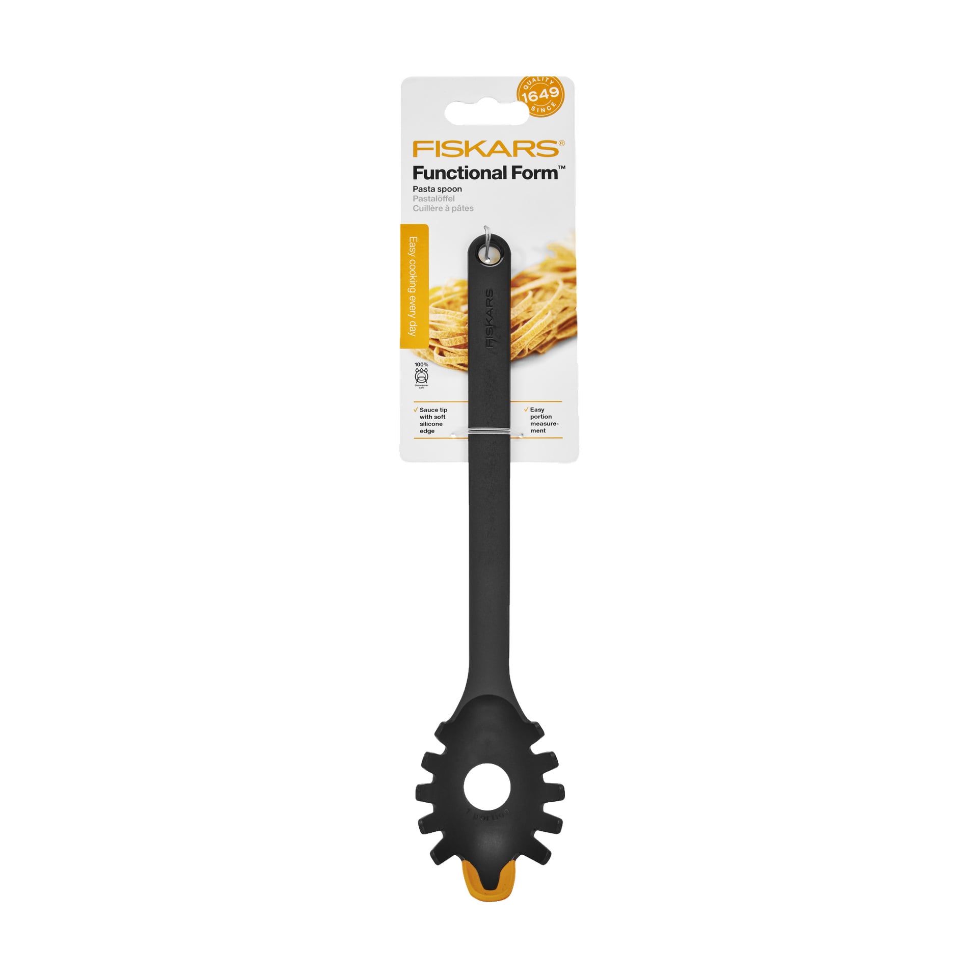 En svart pastaslev från Fiskars Functional Form visas fortfarande i förpackningen. Förpackningen visar Fiskars logotyp, produktnamnet "Pasta Ladle Functional Form", en bild på pasta och noterar att den är gjord för enkel servering.
