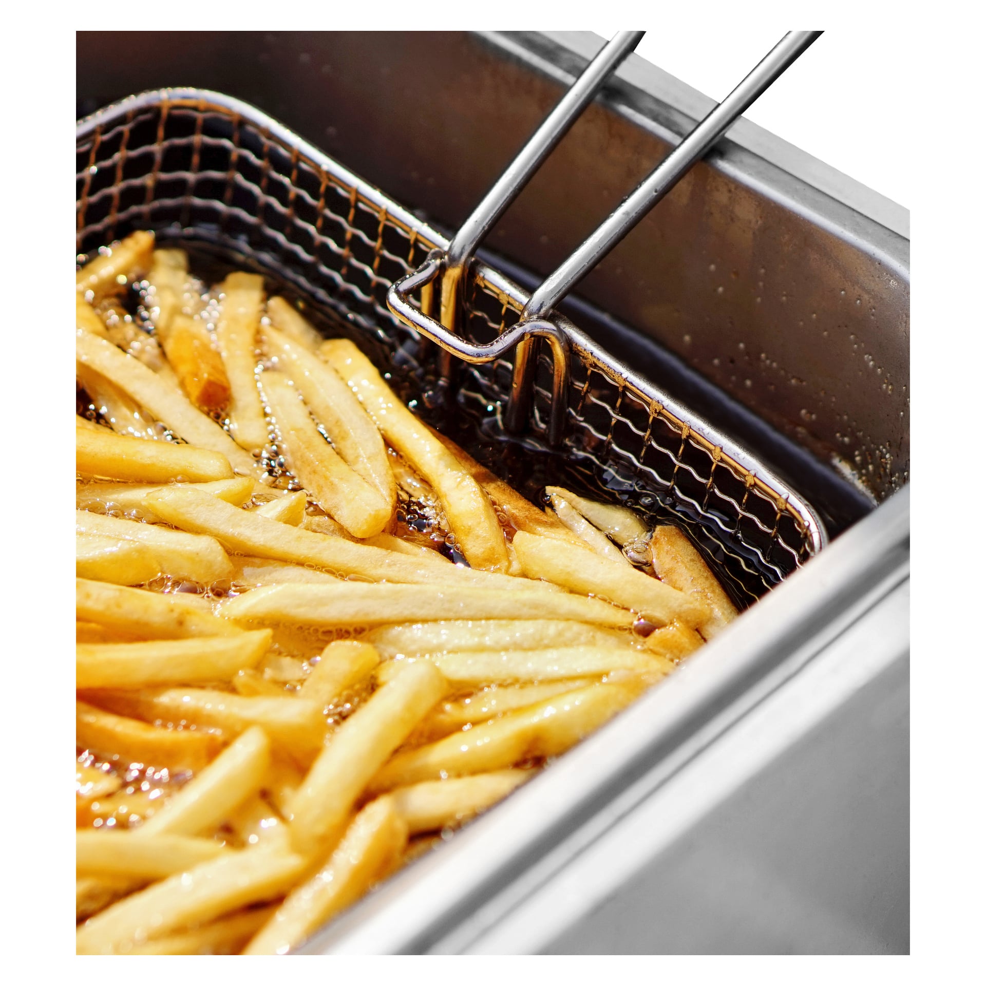 Pommes frites i en metallkurv frityrstekes i varm olje i en Menuett frityrkoker. Pommes fritesene er helt dekket av oljen, med bobler som stiger rundt dem.