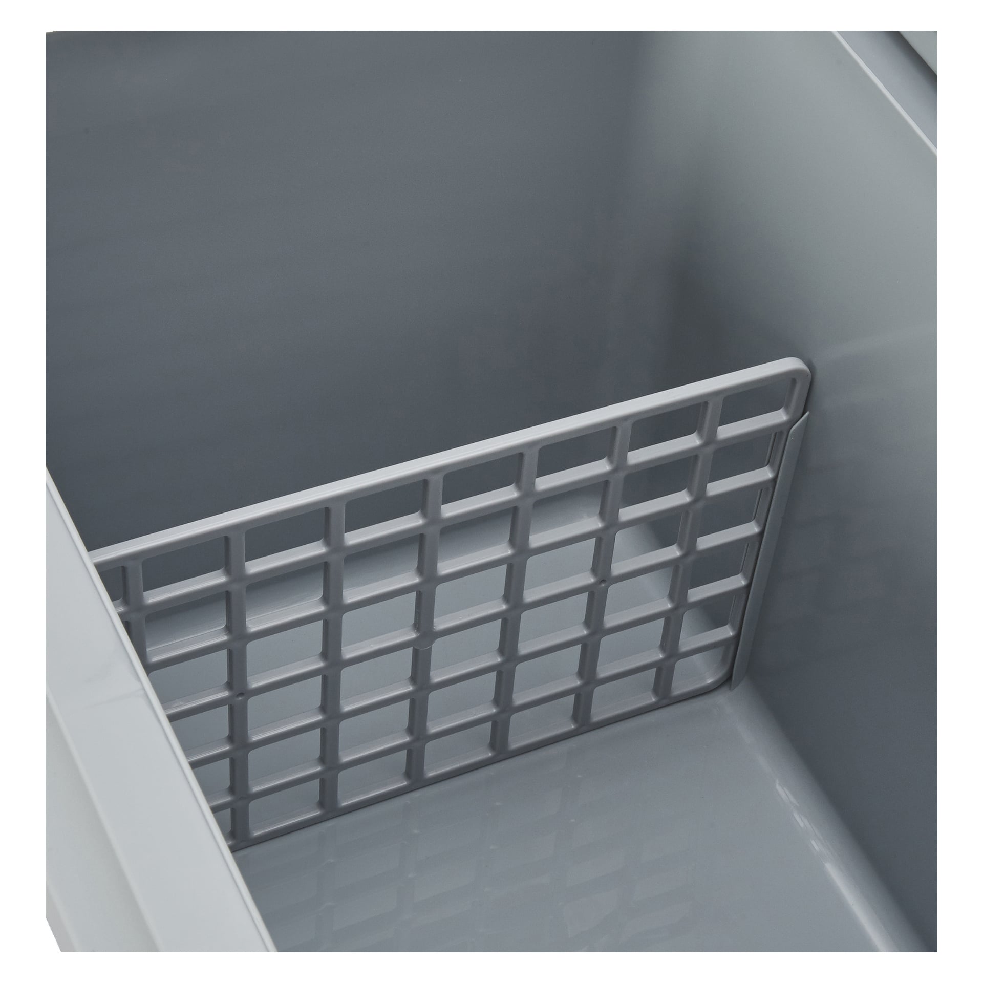Zbliżenie wnętrza Kayoba Cooler box z kółkami, pokazujące szary plastikowy przegrodnik w stylu siatki po boku, który organizuje przestrzeń do przechowywania na osobne sekcje.