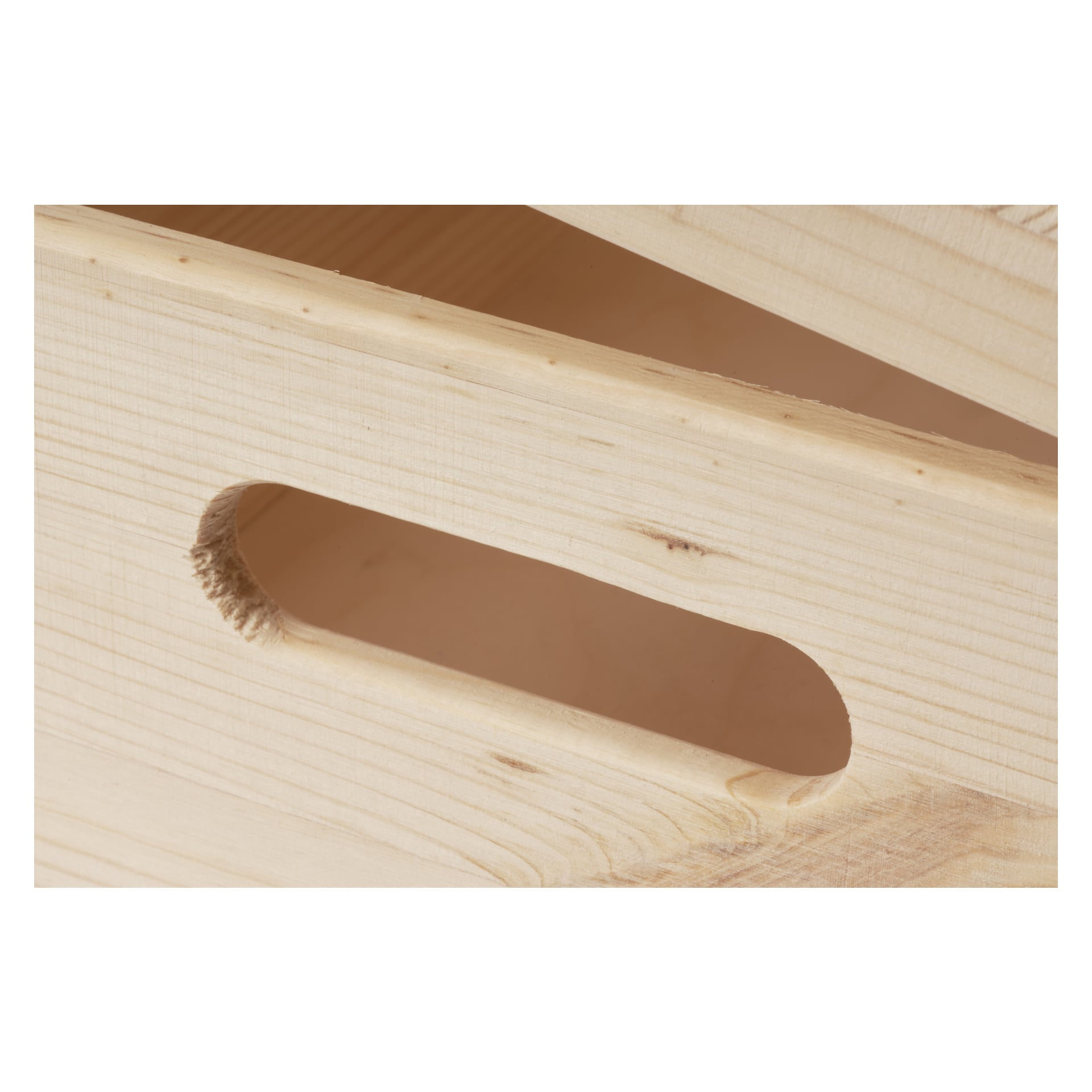 Detaljert bilde av Hard Head Wooden Box med lokk, som fremhever en lys trefinish og et ovalt utskåret håndtak. Treets årringer er synlige, og overflaten fremstår jevnt slipt, men rå. Lokket står litt på gløtt, og eksponerer kanten.