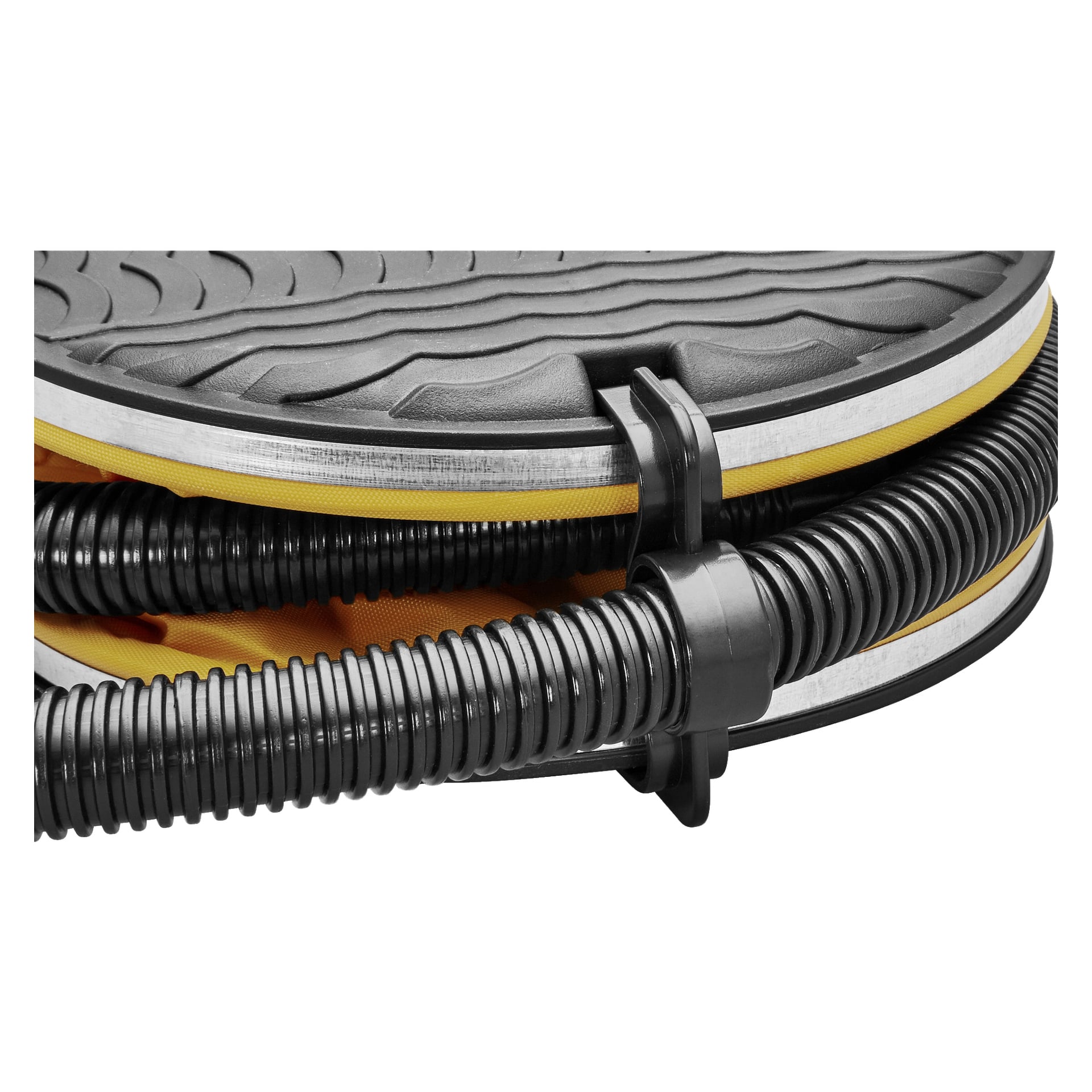 En detaljerad vy av Kayoba Foot Pump visar dess svarta plastkropp med texturerade spår, gula sidodetaljer och två flexibla, ribbade slangar som sticker ut från den. Slangarna är fastklämda nära basen med ett litet plastfäste.