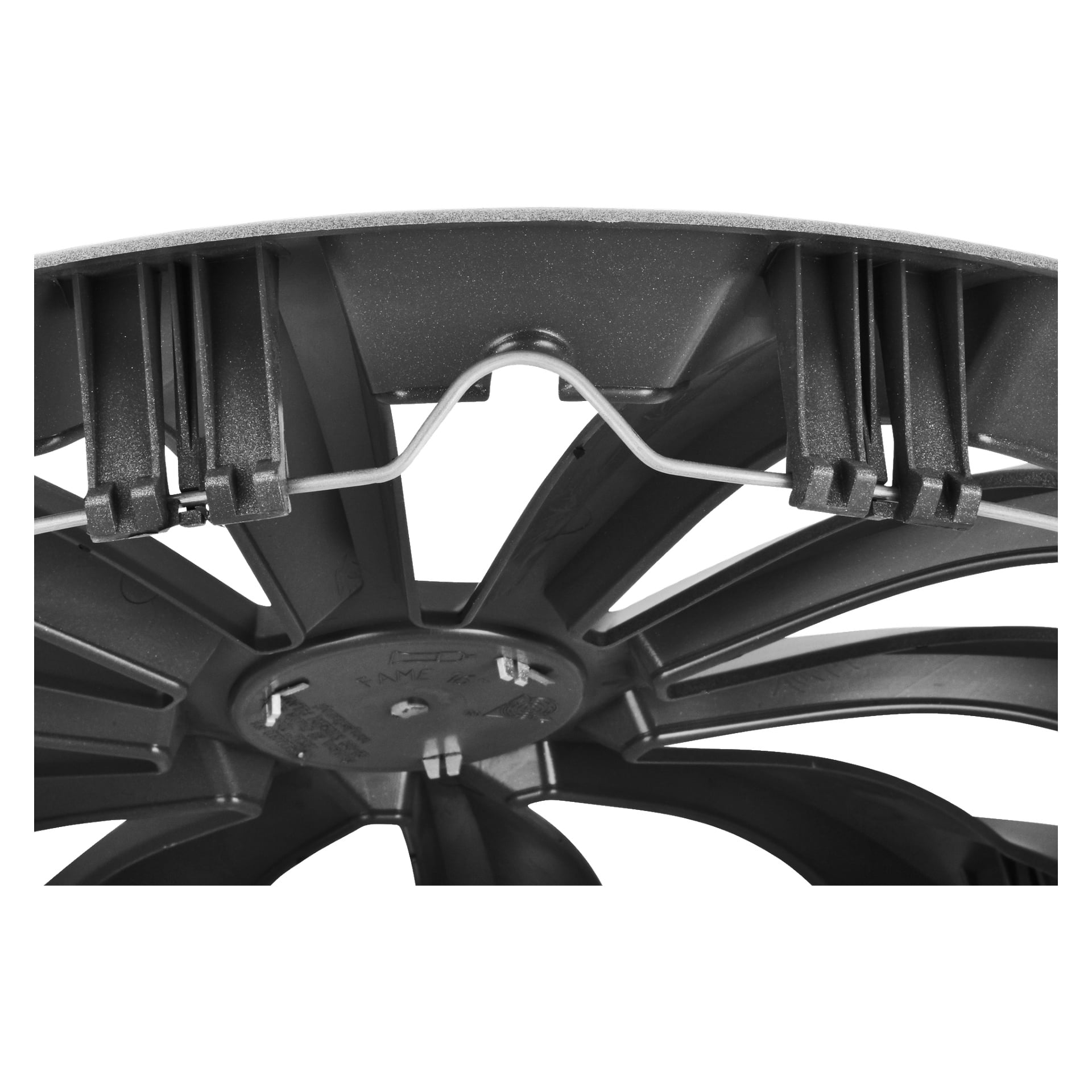 Detaljerad vy av en Hamron Wheel front-1-pack, tillverkad av svart plast med mjukt böjda blad och en metalltrådspänne fäst på innerkanten. Bilden betonar fläktens unika designfunktioner och byggmaterial.