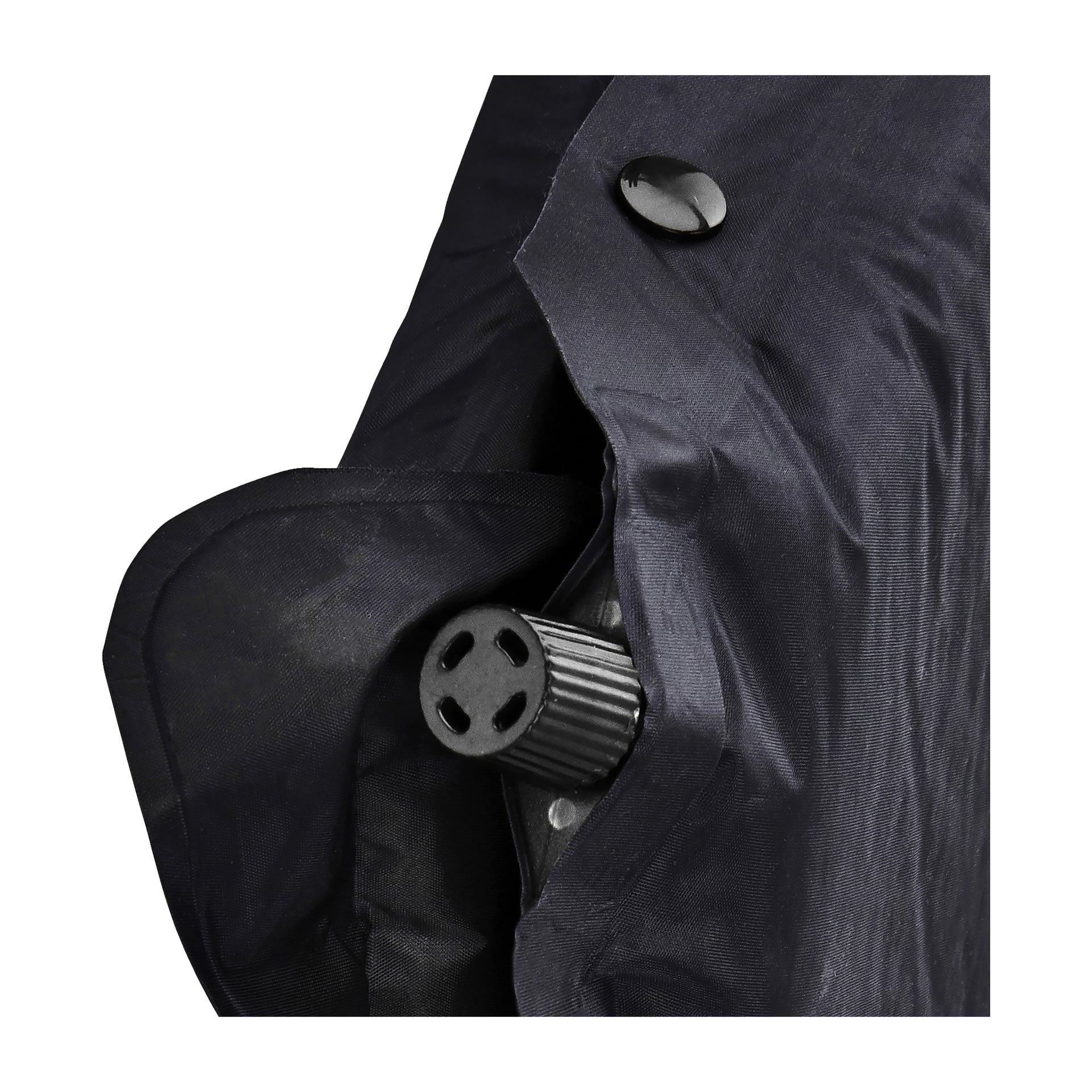Et detaljert nærbilde av en selvoppblåsende sovematte fra Kayoba Outdoor viser det svarte stoffet delvis åpent, og avslører en sylindrisk ventil inni med en svart plastknapp med tre hull i enden.