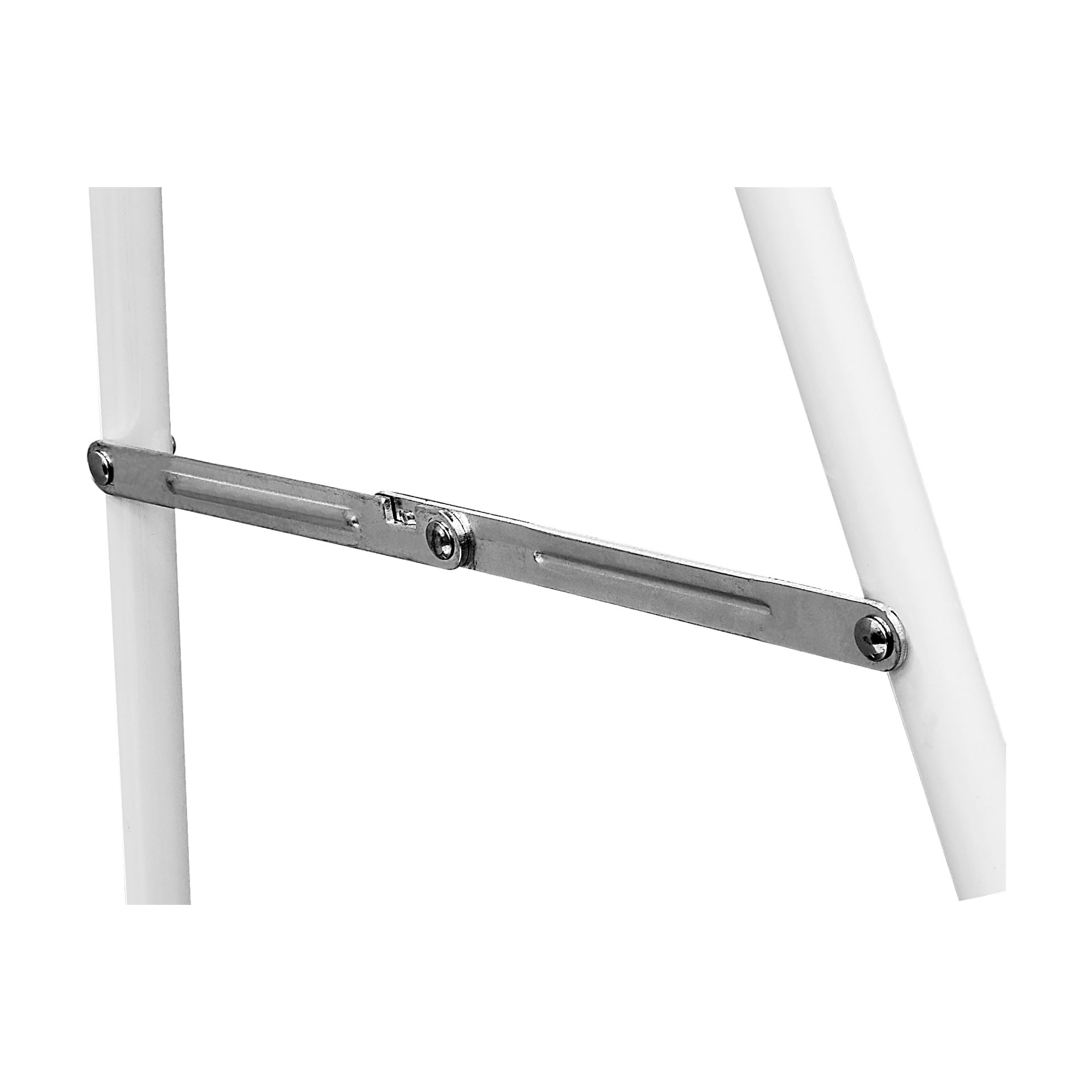 Detaljert nærbilde av en metallstang som forbinder to hvite rørbein fra Menuett Airing-scenen. Skruer fester hver ende av stangen, og det er et vippepunkt i midten.