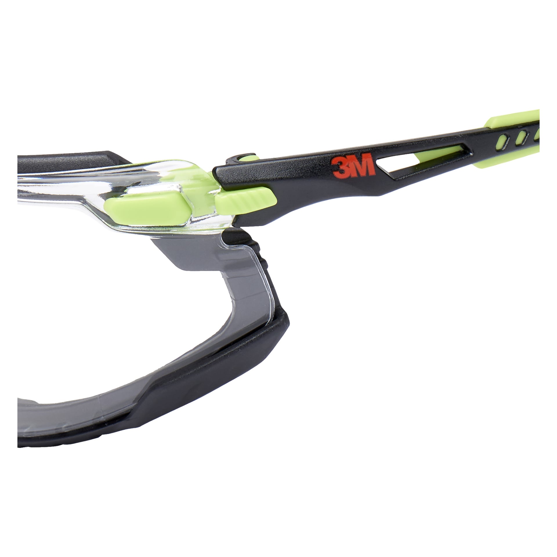 Detaljerad vy av högra sidan av 3M Safety Glasses Solus Soft 1000, med en transparent lins, svart och grön båge samt en röd 3M-logga på templet.