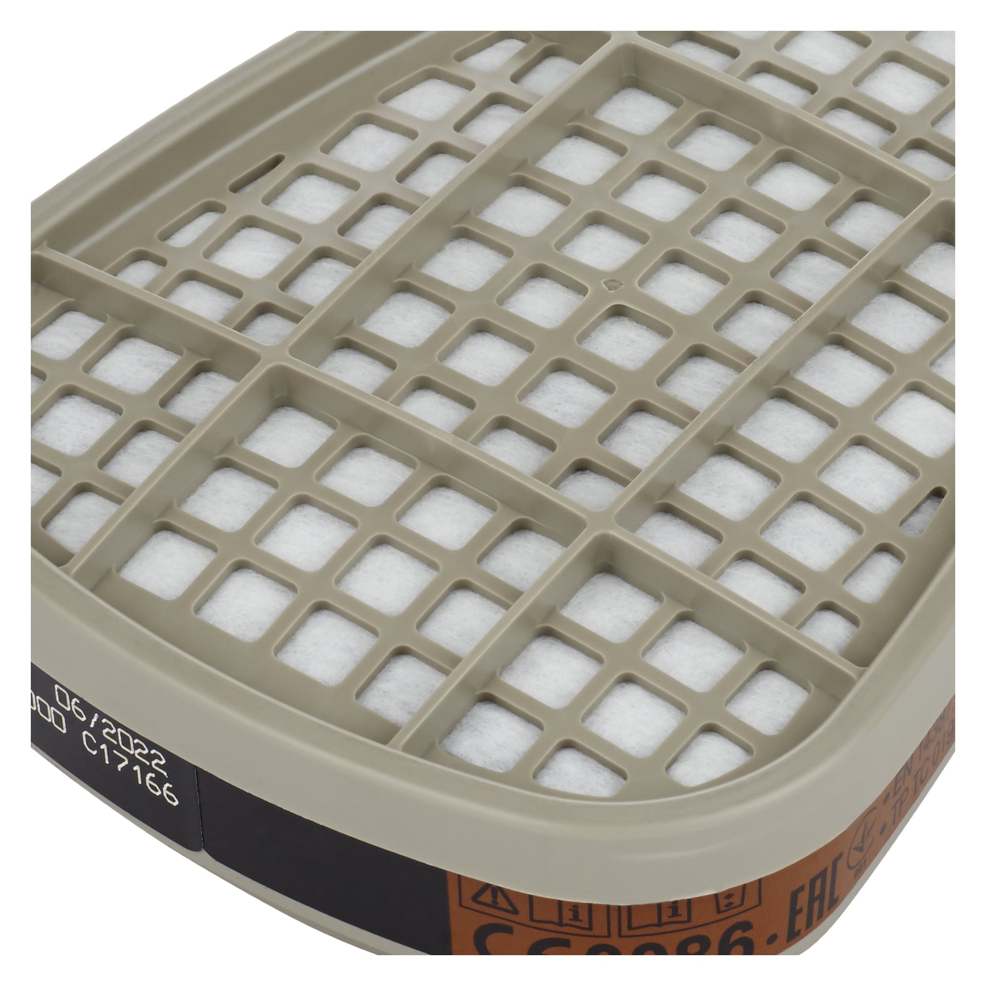 Närbild på en rektangulär beige 3M Replacement Filters 6055-kassett med ett plastgaller. Det vita filtret inuti är synligt genom rutnätet, och delar av produktetiketter är delvis synliga på sidan.