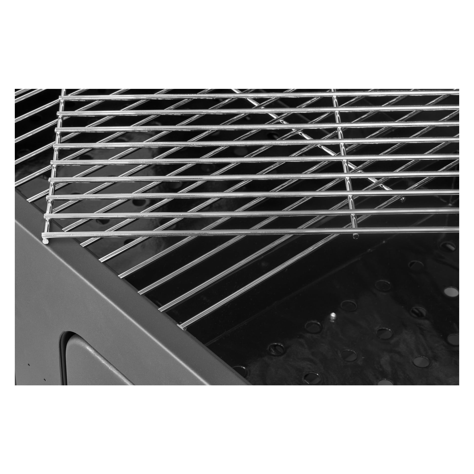 En monokrom närbild fångar de parallella stängerna på Burns & Barkles Double charcoal grill Coal King 8242, vilket framhäver metallgallret ovanför kolet i grillkroppen.