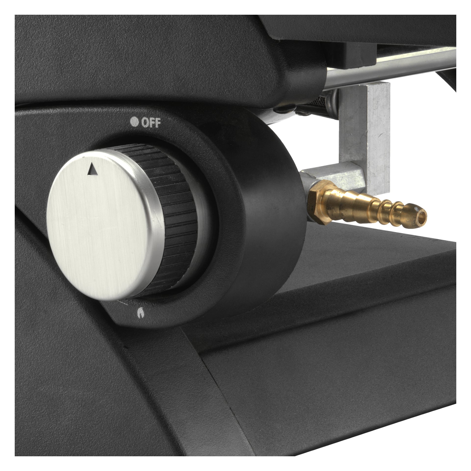 Zbliżenie na pokrętło sterujące wyłączone na Burns & Barkles Portable Gas Grill Steely King 4735, z czarnym matowym metalowym wykończeniem i mosiężną dyszą gazową po prawej stronie.