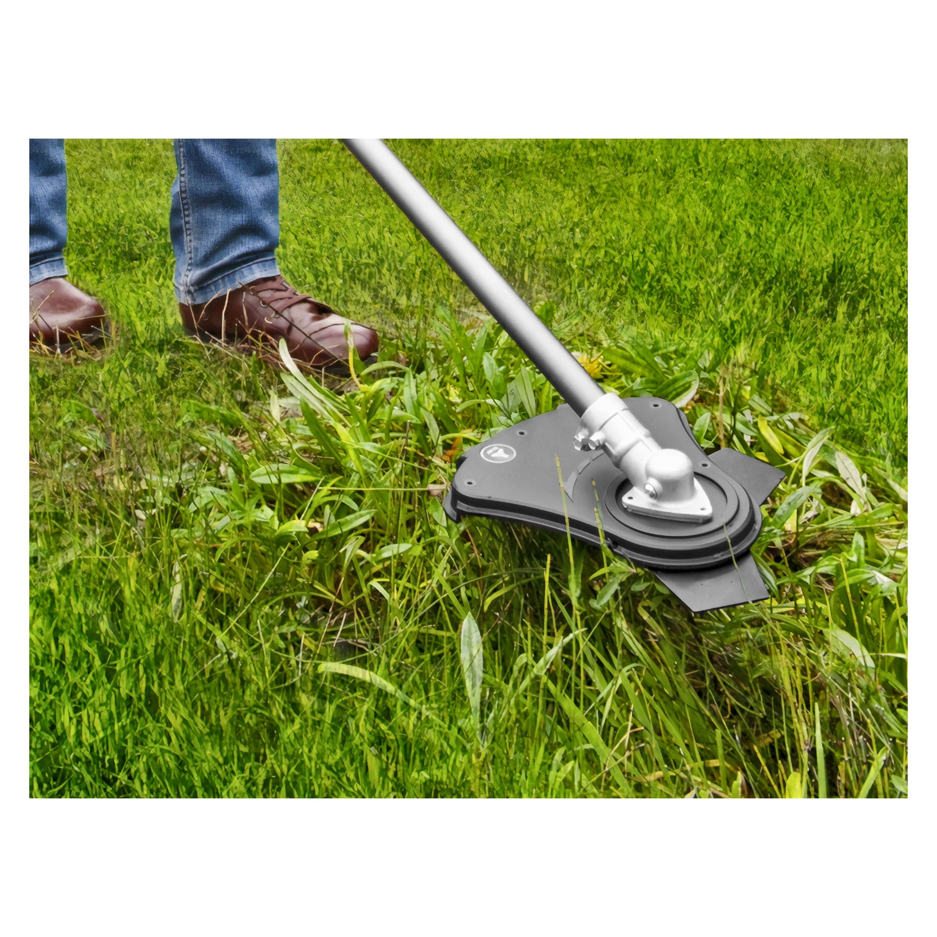 Iklädd blå jeans och bruna skor klipper man högt gräs på en frodig gräsmatta med Ryobi One+ Brushcutting blade RAC108, som synligt skär genom tät, igenvuxen vegetation.