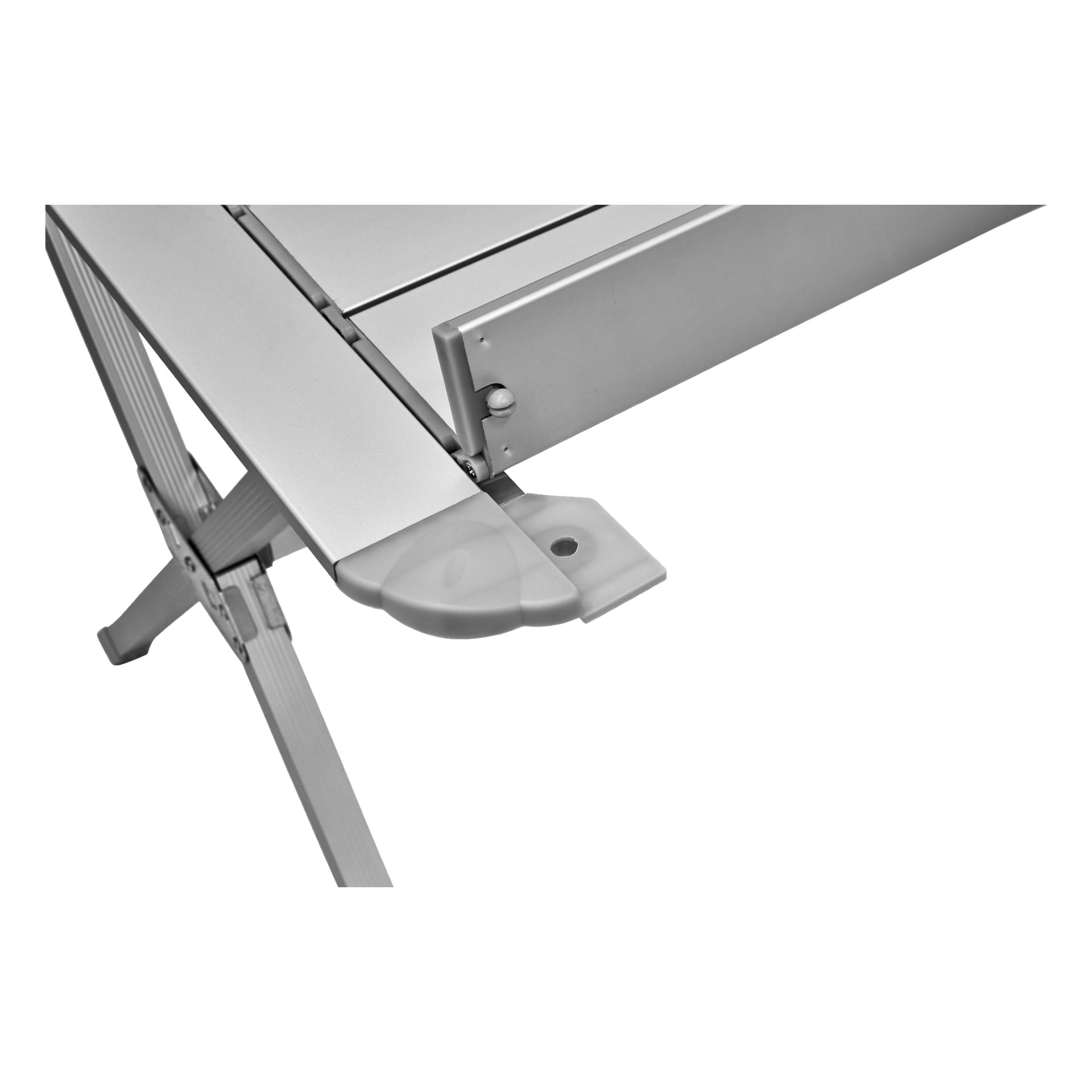 Närbild av hörnet vid Kayoba Campingbordet, som visar ett starkt metallben med plastlock. Bordsskivan är spänd.