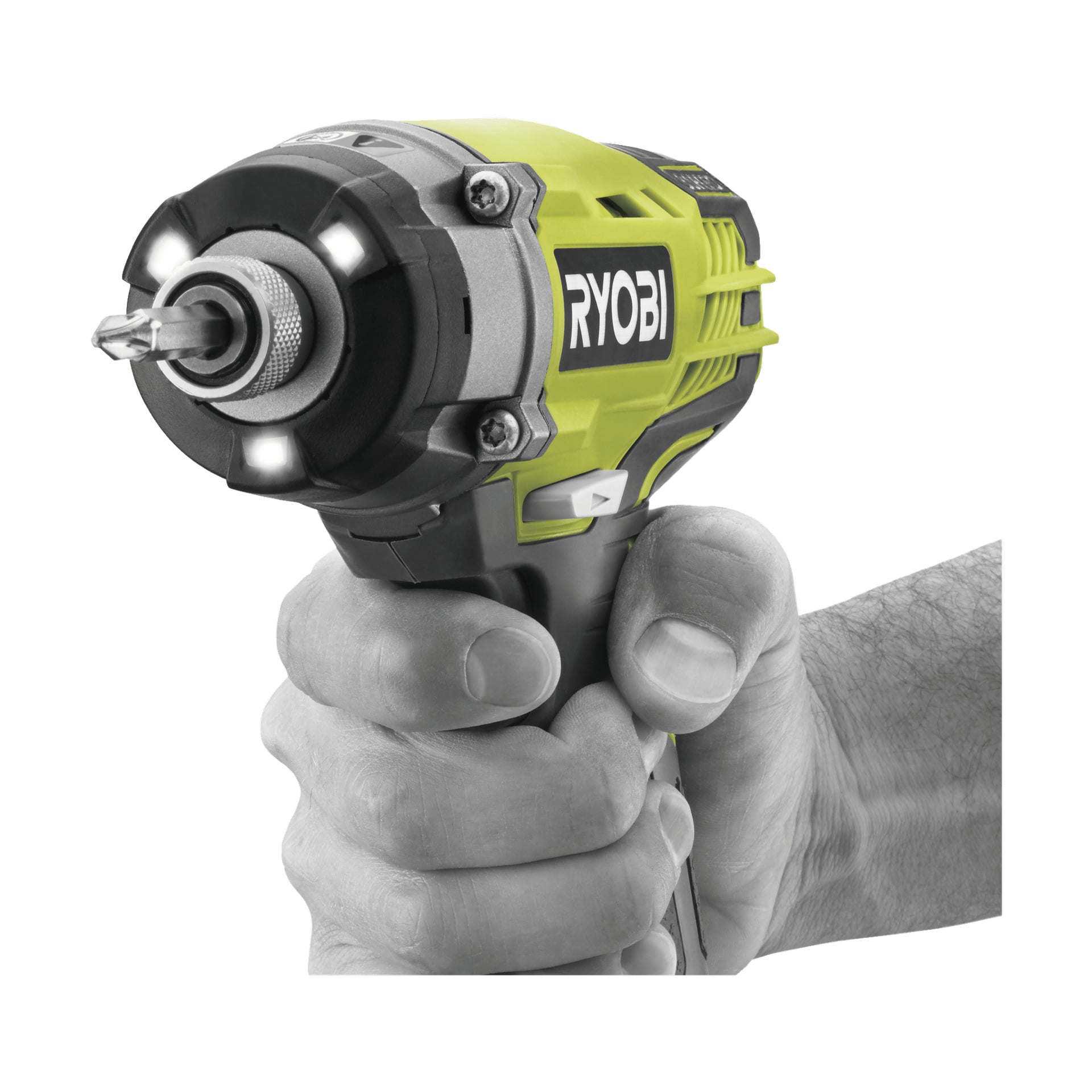 En hand håller i en Ryobi One+ Percussion borrmaskin R18ID3-0 med borrbiten på plats. Verktyget, som är grönt och svart, har LED-lampor som omger spetsen.