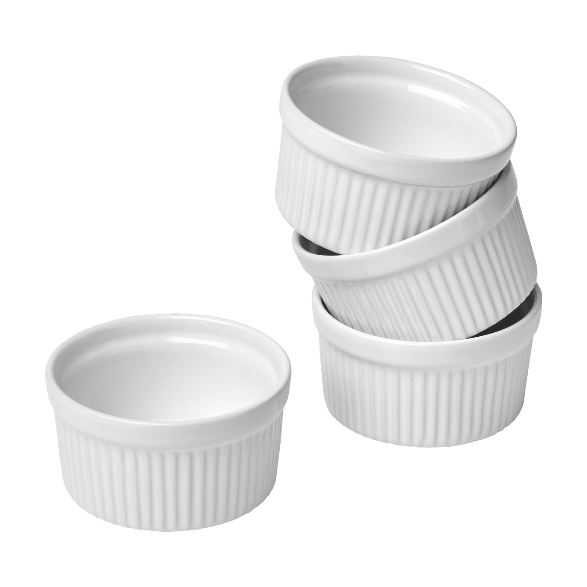 Fire hvite keramiske ramekiner med ribbet design er stablet i en vinkel, mens en femte matchende ramekin står adskilt i forgrunnen.
