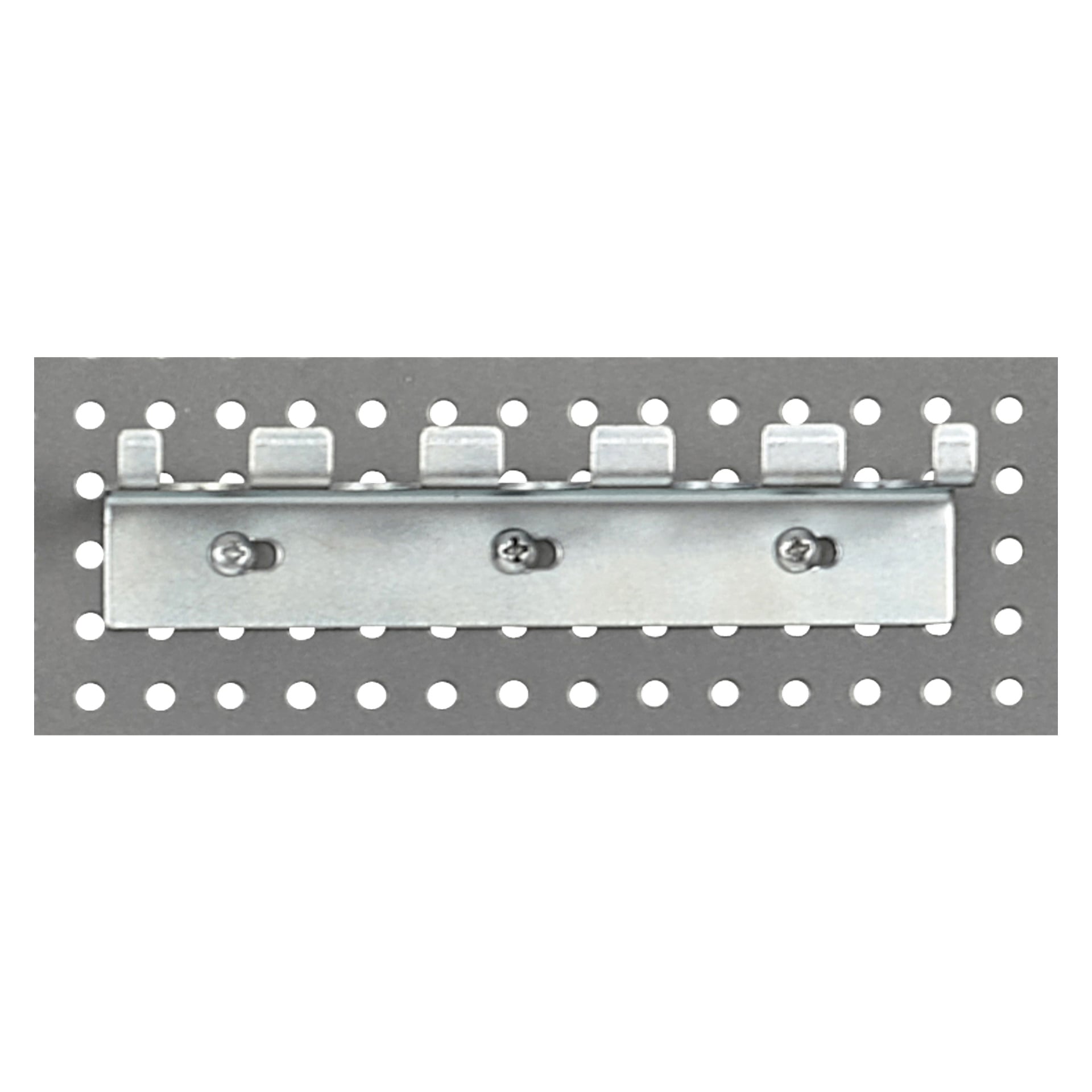 En hållare för en skruvnyckel med Hard Head med fem spår fästs horisontellt på en perforerad pegboard med tre skruvar.
