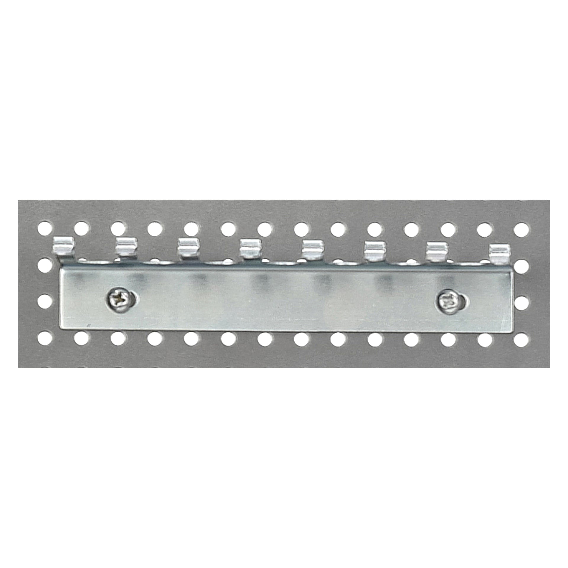 En Hard Head 1/4" hylshållare fästs på en perforerad metallpanel med två skruvar, en placerad i varje ände.