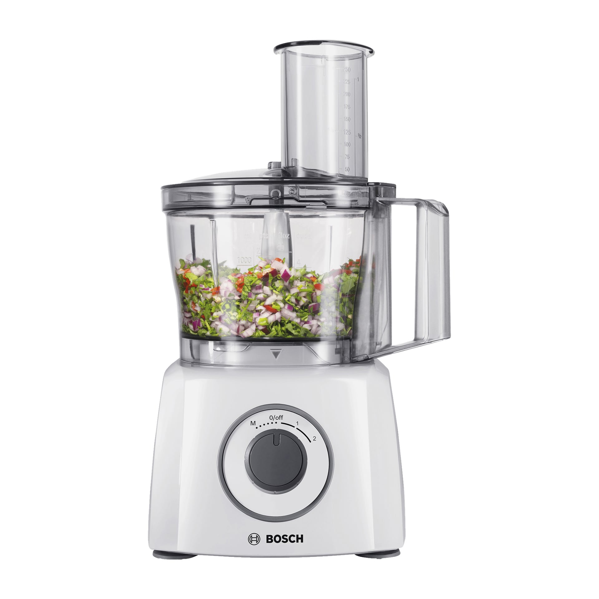 Bosch Home Food Processor MCM3110W i vitt, visad med en genomskinlig skål med hackade grönsaker. Framsidan har en ratt med olika hastighetsalternativ, och locket inkluderar en matarslang för att tillsätta ingredienser.