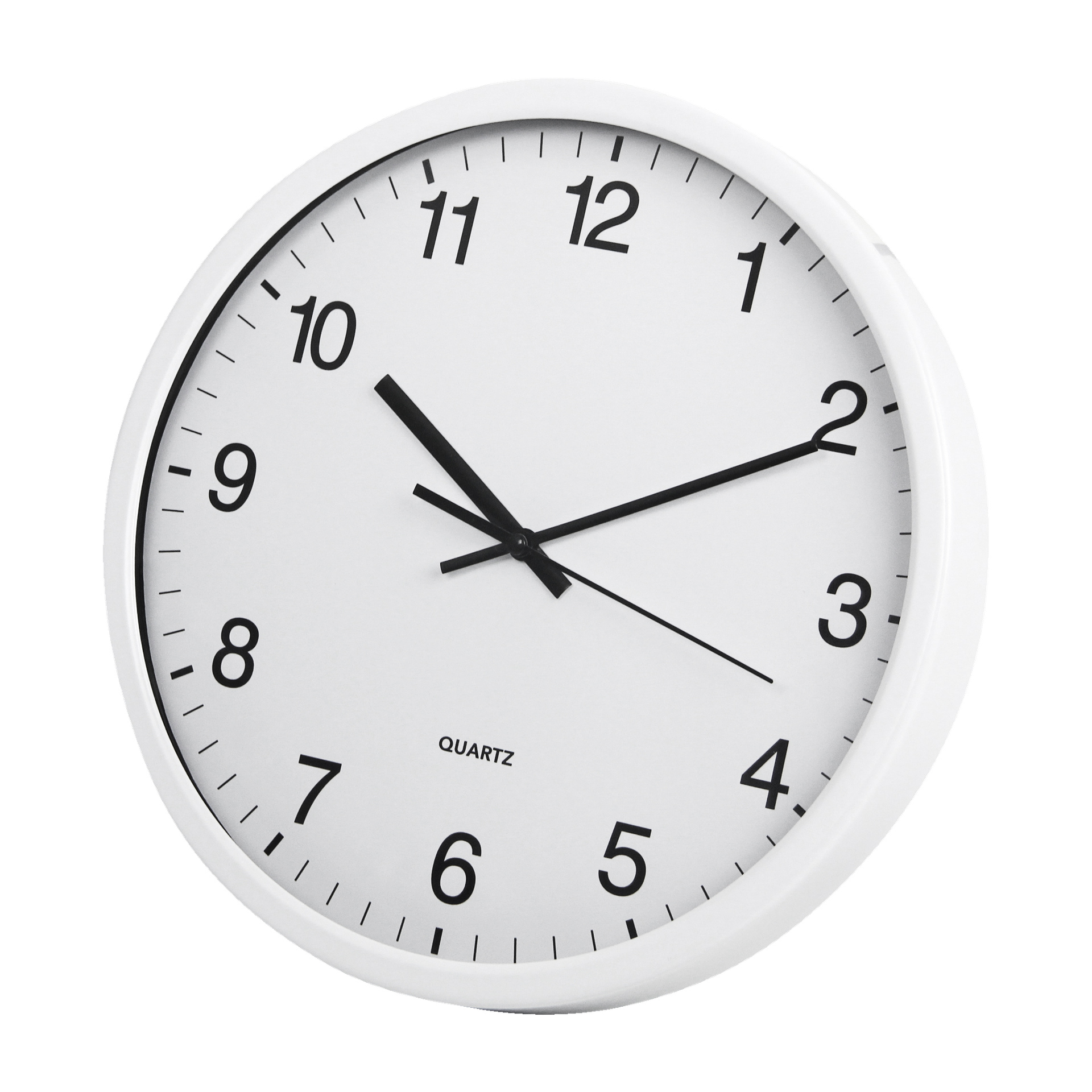 En Marquant-väggklocka med minimal vit uravla, svarta siffror, tre svarta visare och ordet QUARTZ i mitten. Tiden som visas är 10:10:11. Inga ytterligare markeringar.